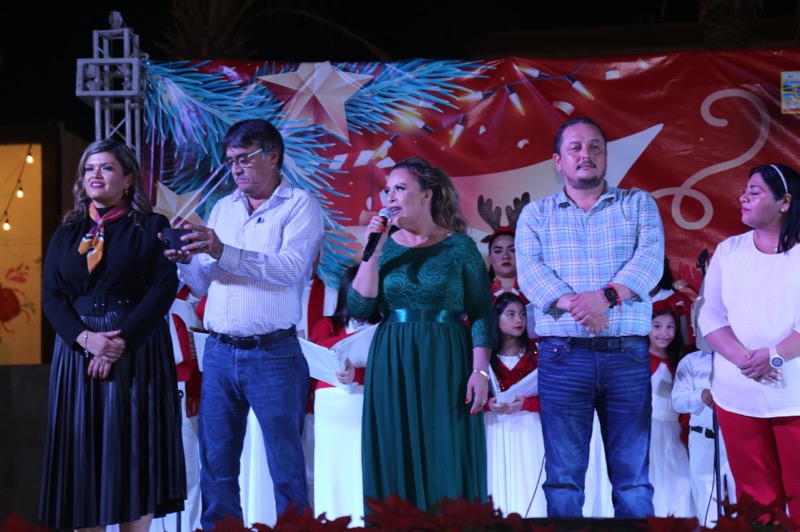 Inician en Dan José del Cabo festejos decembrinos del XIV Ayuntamiento; Encienden árbol navideño