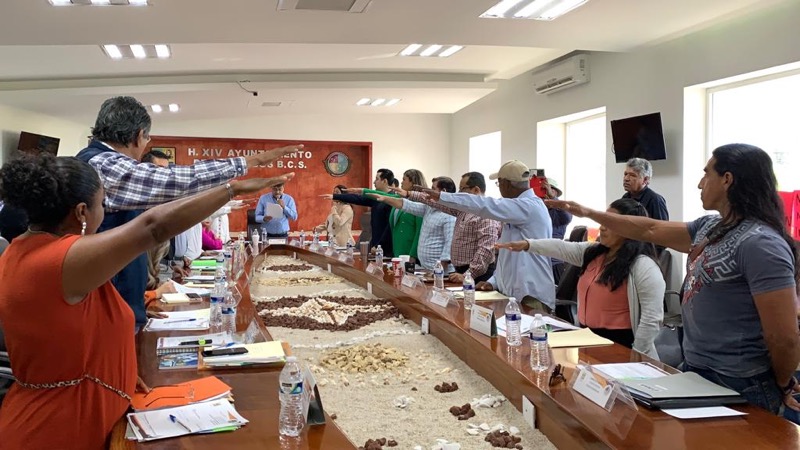 Toman protesta integrantes de la Junta de Gobierno del Instituto Municipal de Asuntos Indigenas y Afroamericanos de Los Cabos