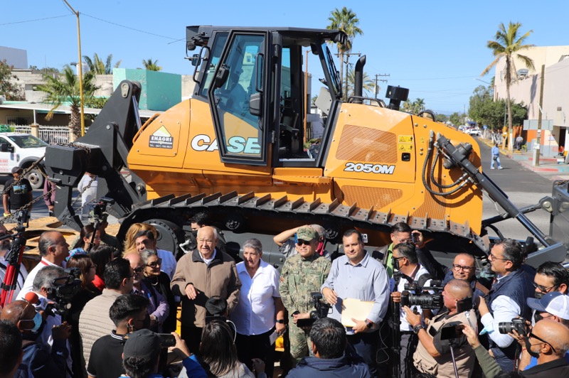 Entrega Víctor Castro tractor a la JEC para El Patrocinio