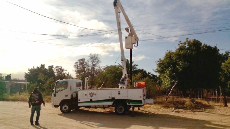 Continúa servicios públicos mejorando iluminación en las comunidades de La Paz