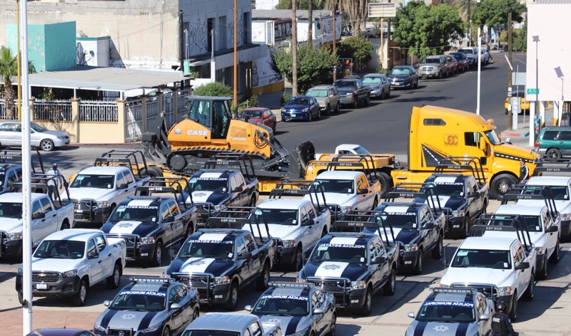 Entrega Gobernador Víctor Castro, 49 unidades y tractor a dependencias estatales