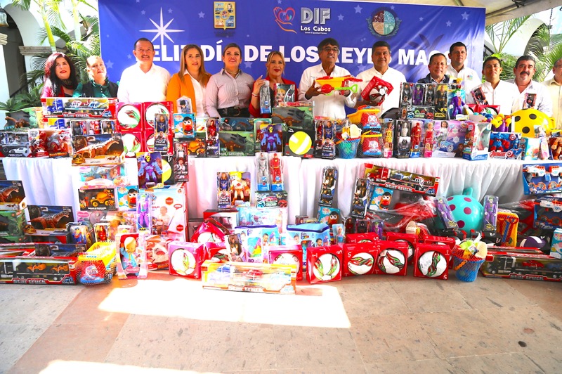 Reconocen empresarios iniciativa del Gobierno de Los Cabos para generar alegria en la niñez, donan 400 juguetes este Día de Reyes