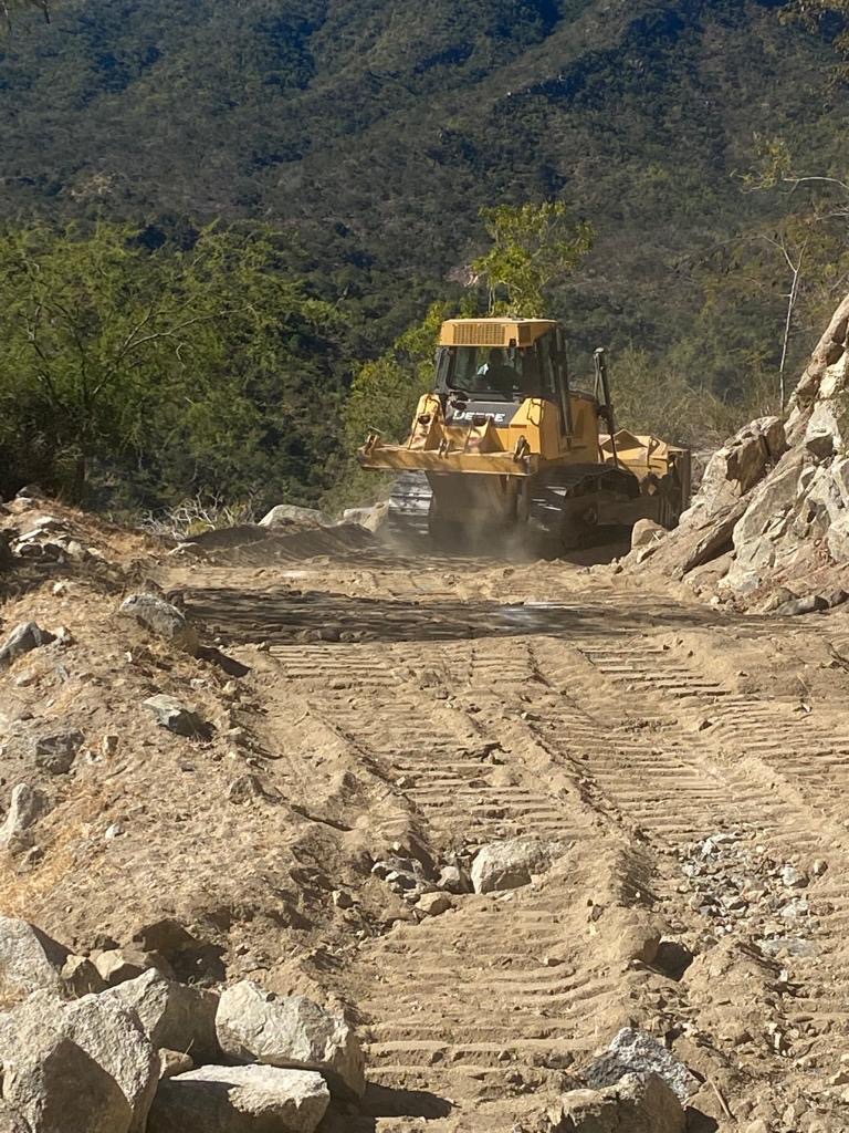 Continúa trabajando Servicios Públicos en la limpieza y accesos de vías de comunicación en la zona rural de Los Cabos