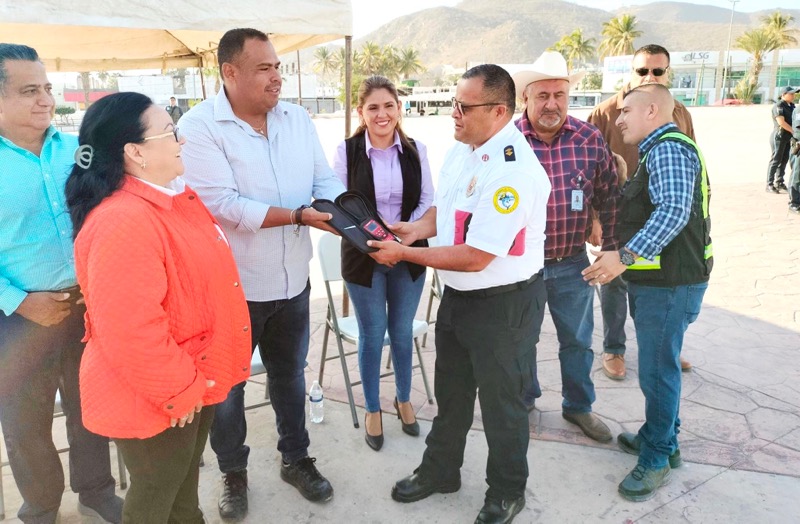 Entrega Gobierno de Los Cabos detector de gases a bomberos; para prevenir accidentes fatales