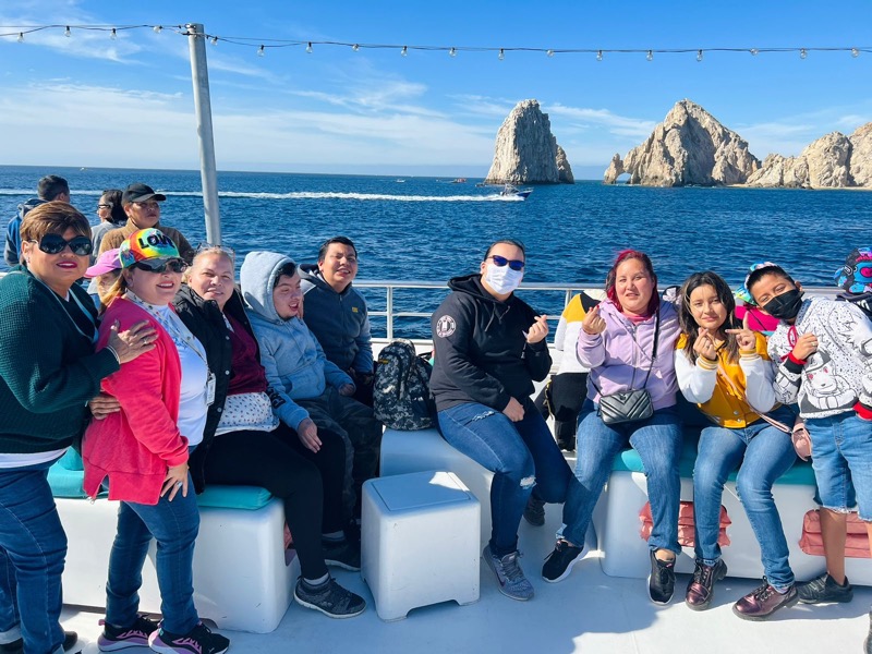 30 niñas, niños y jóvenes con discapacidad disfrutan por primera vez del avistamiento de ballenas en Bahía de Cabo San Lucas