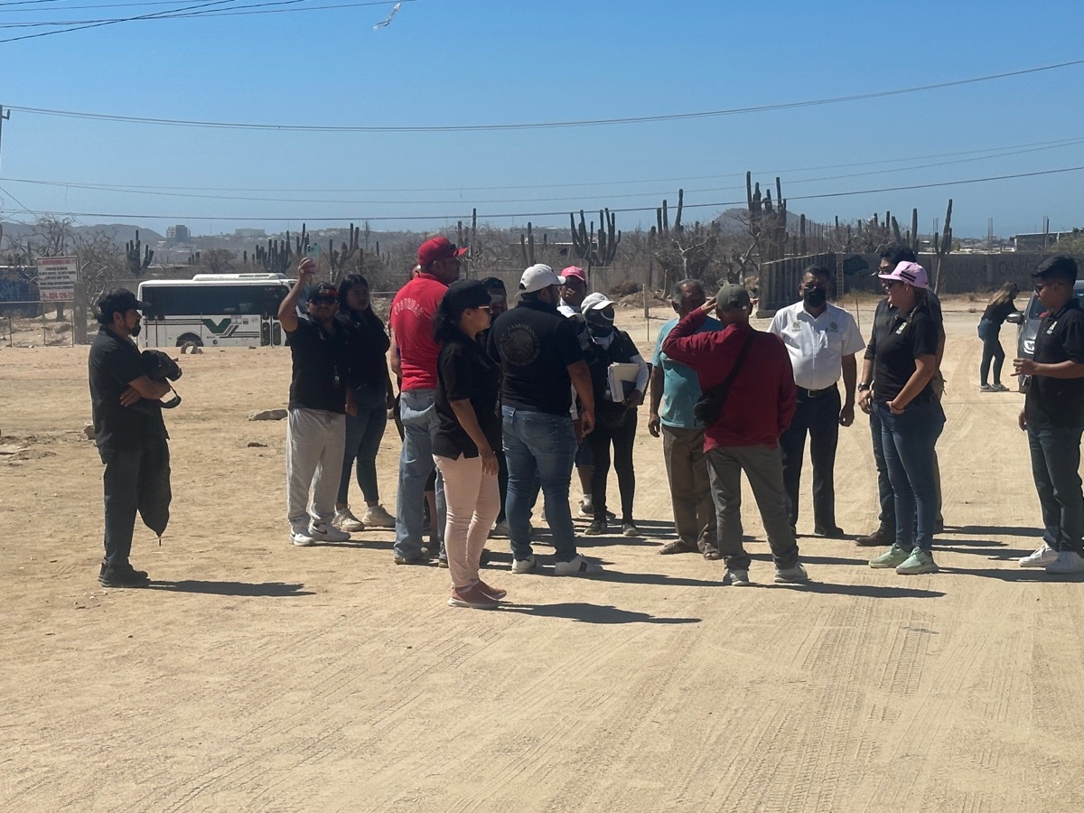 Equipo de Oomsapas Los Cabos atiende el llamado de los tianguistas de la colonia Las Palmas en Cabo San Lucas