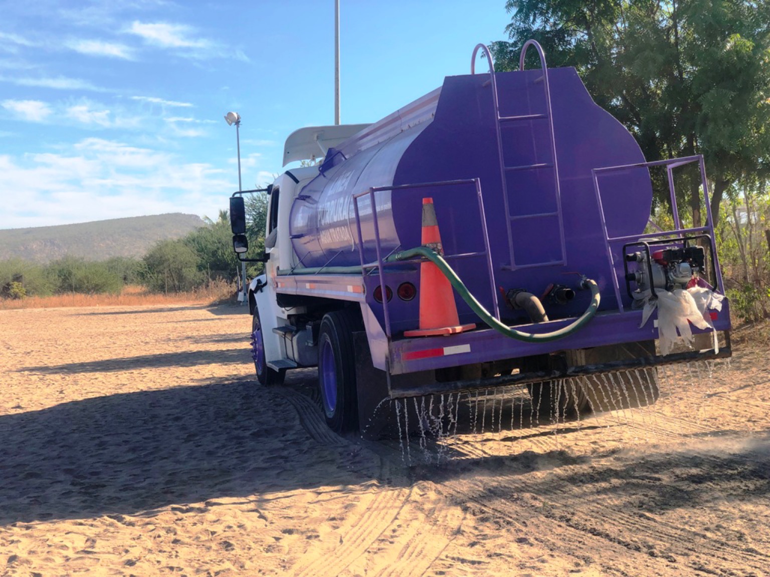 Utilizados 690 mil litros de agua tratada para regar accesos y bulevares en la ciudad