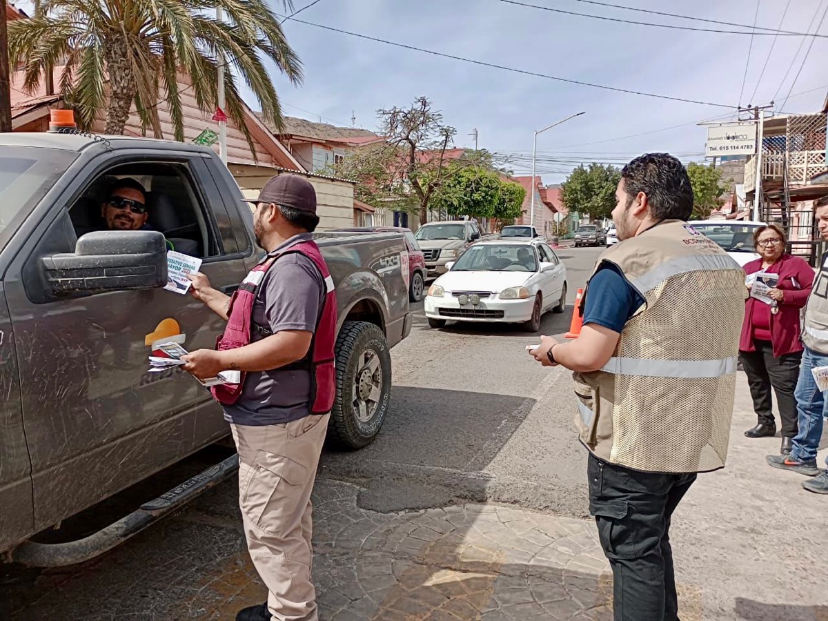 Entrega protección civil estatal material informativo para vacaciones seguras