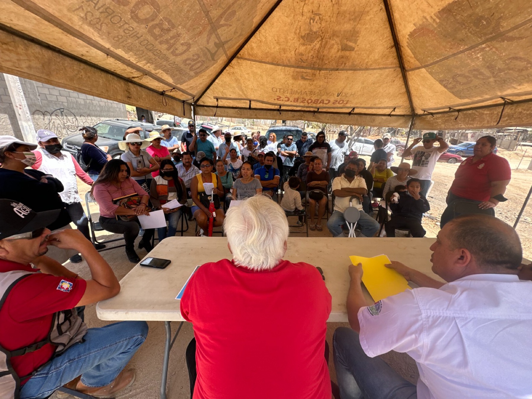 Equipo de Agua Potable de Los Cabos se reúne con vecinos de la colonia Valle del Cabo segunda etapa