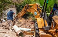 Se encuentra Oomsapas La Paz reparando fuga de agua potable en Colina de la Cruz