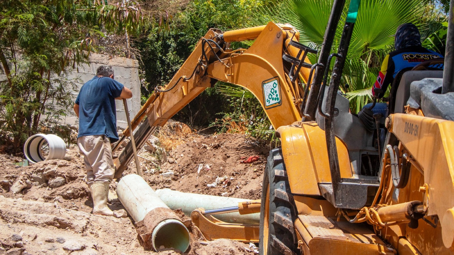 Se encuentra Oomsapas La Paz reparando fuga de agua potable en Colina de la Cruz