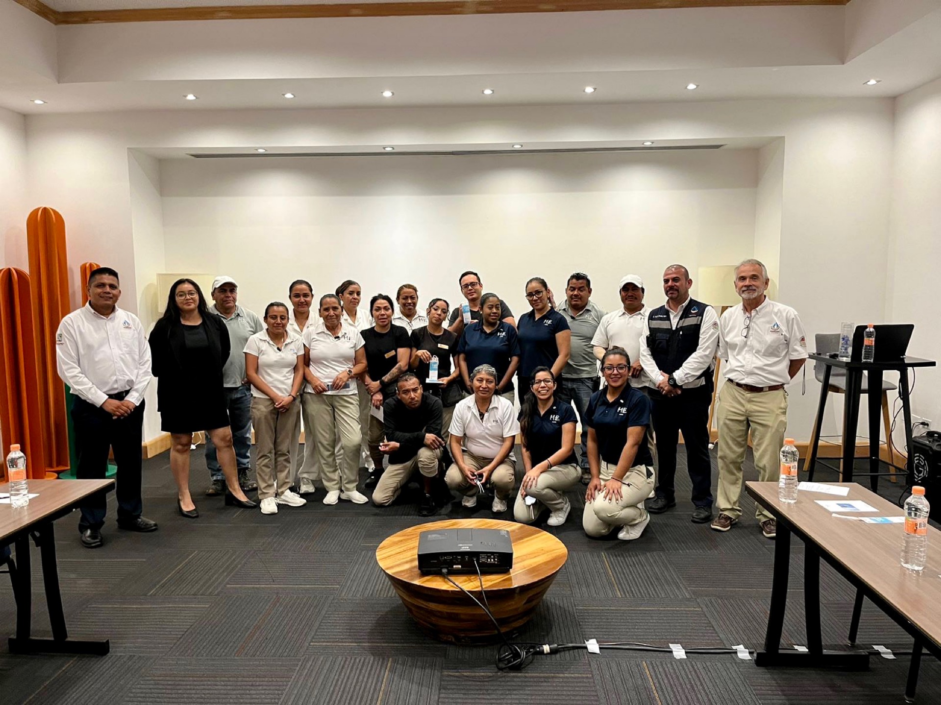 Imparte Oomsapas Los Cabos conferencia sobre sensibilización y el buen uso del agua en centros educativos, hoteles y áreas de gobierno