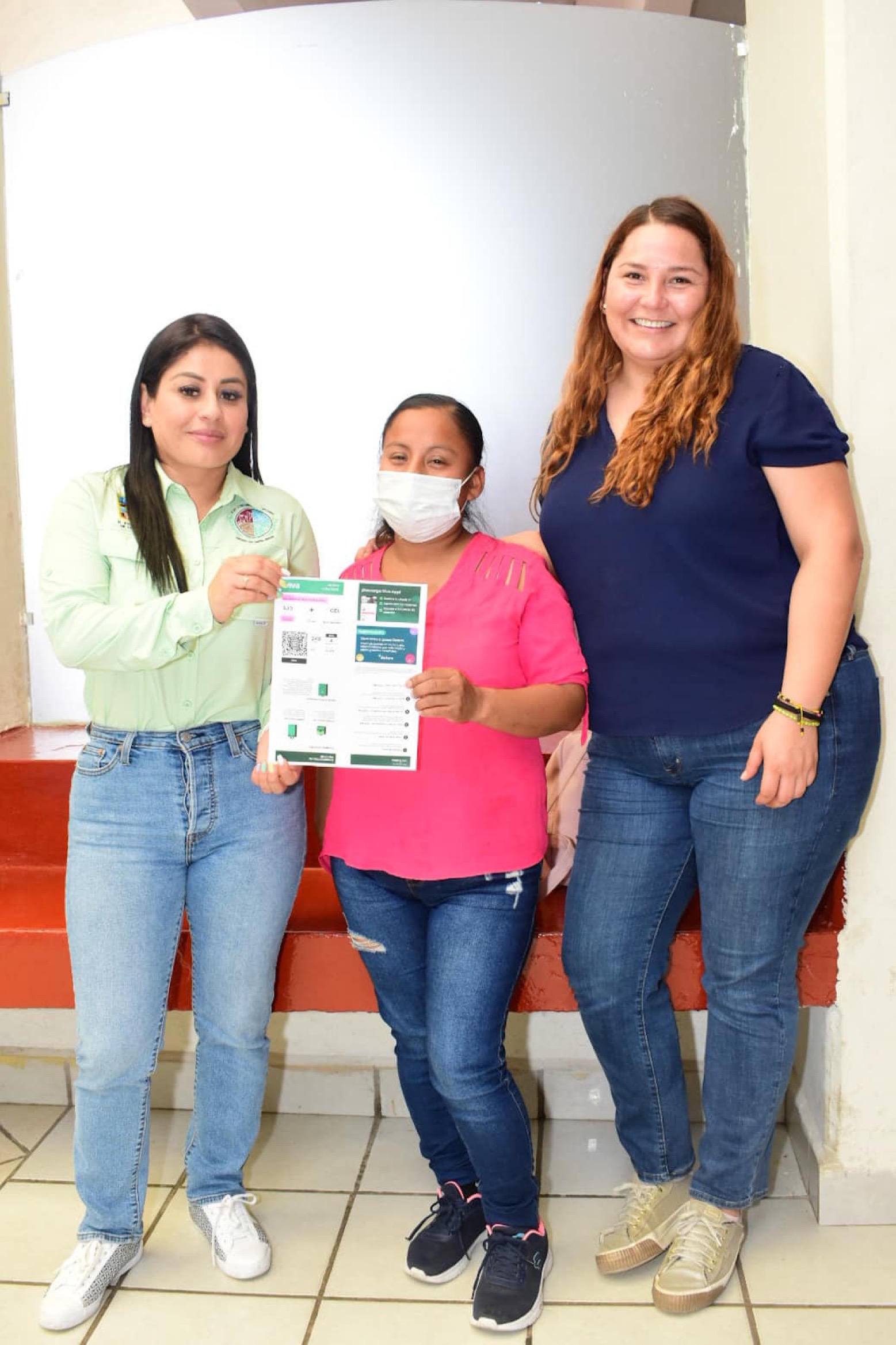 Responde Gobierno de Los Cabos a solicitudes de apoyo a la ciudadanía; entrega boletos de avión para traslado a atención médica especializada