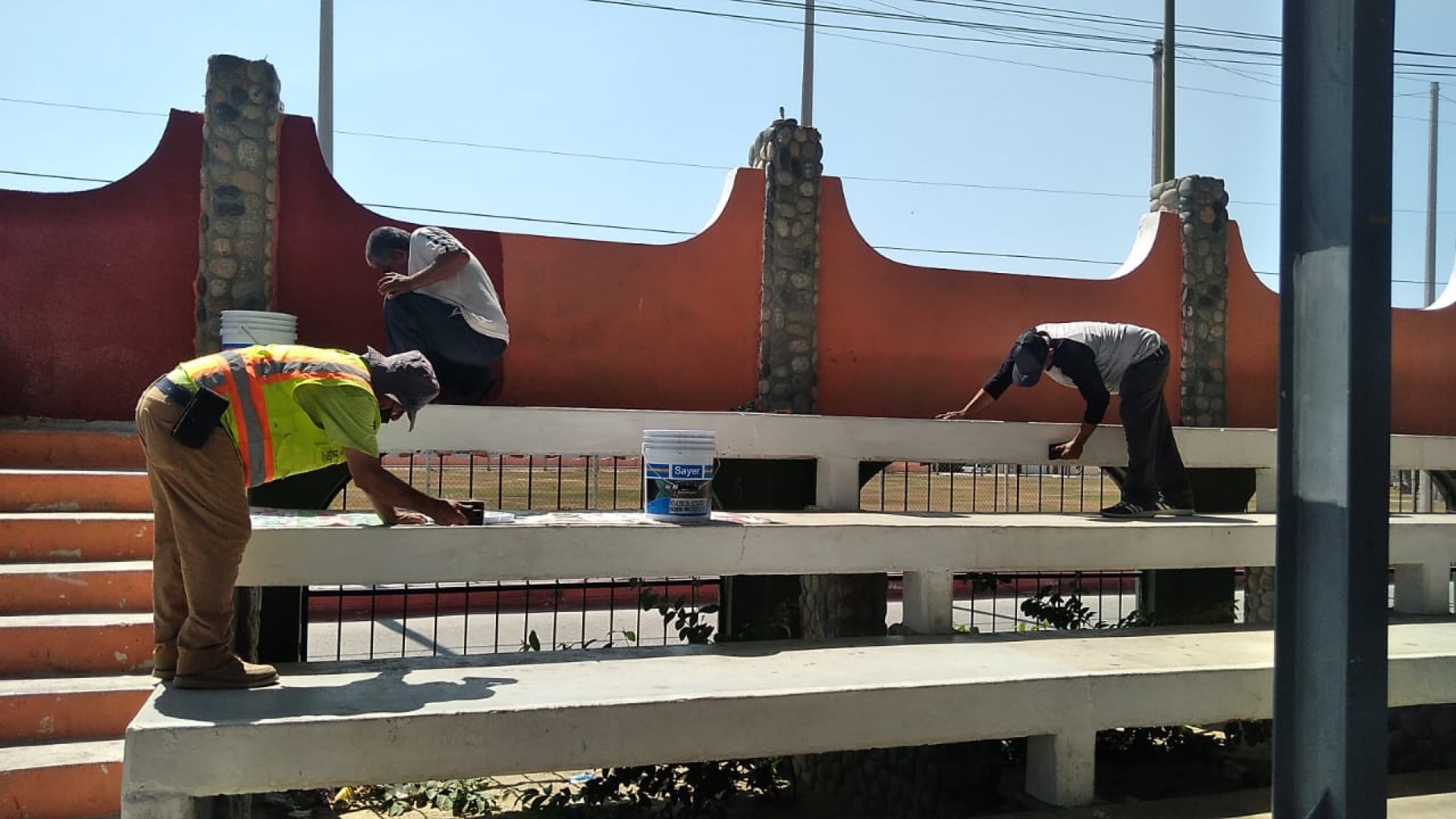 Realiza Servicios Públicos limpieza y pintura en plaza Gobernadores