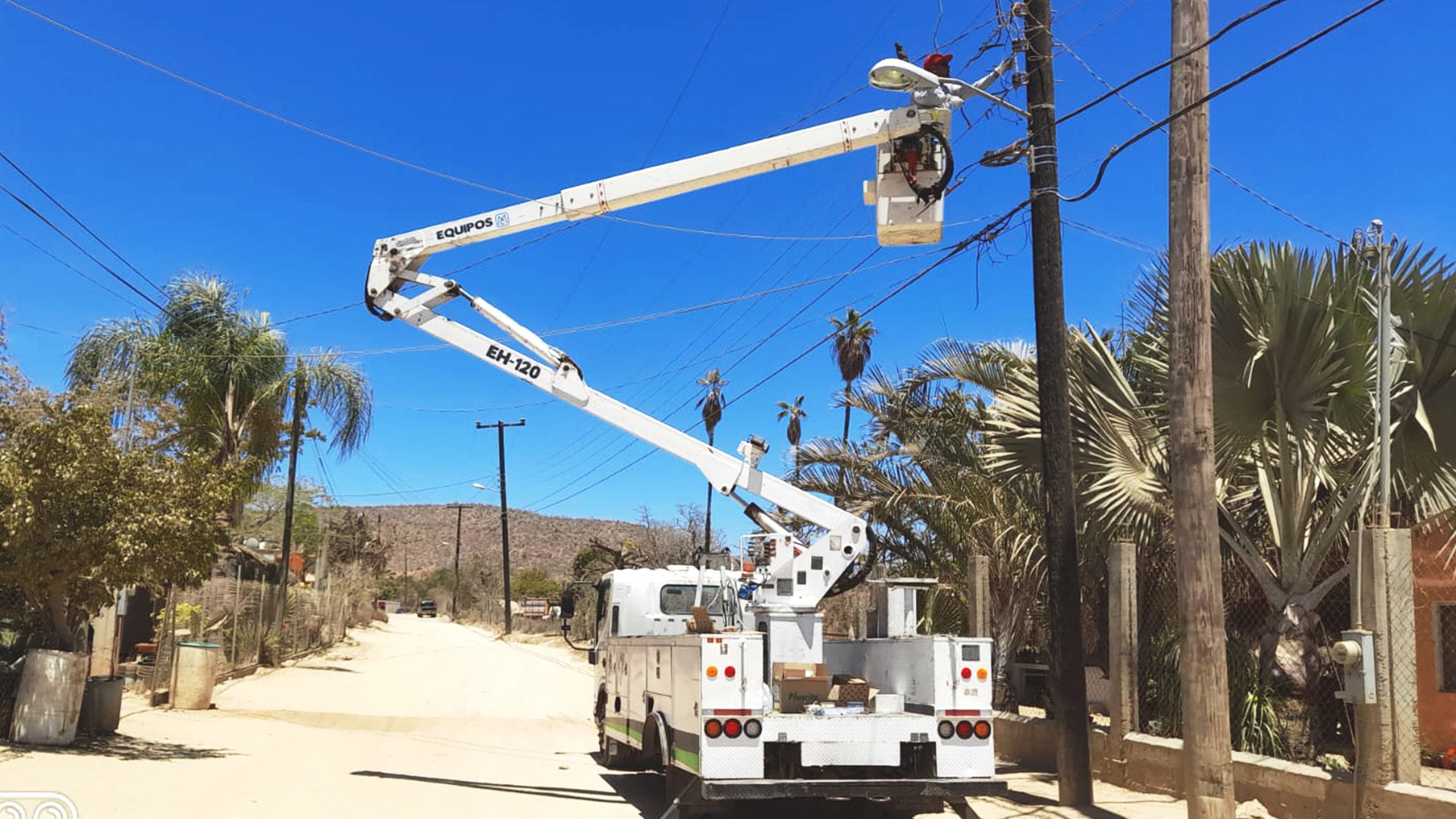 Rehabilita Servicios Públicos 41 luminarias en El Pescadero