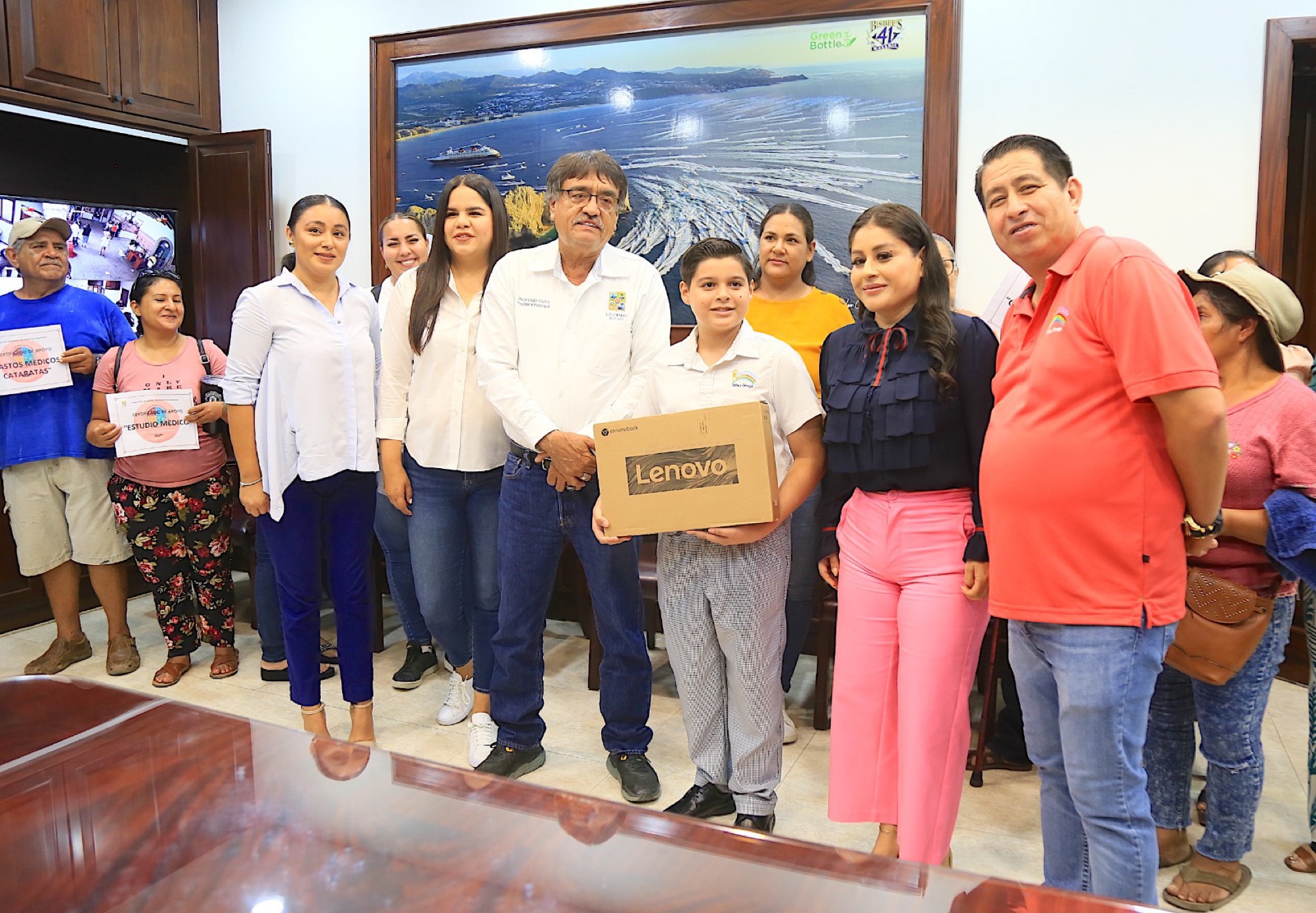 Atención a las necesidades primarias de la ciudadanía, prioridad del Gobierno de Los Cabos; entrega Oscar Leggs Castro 17 apoyos sociales en San José del Cabo