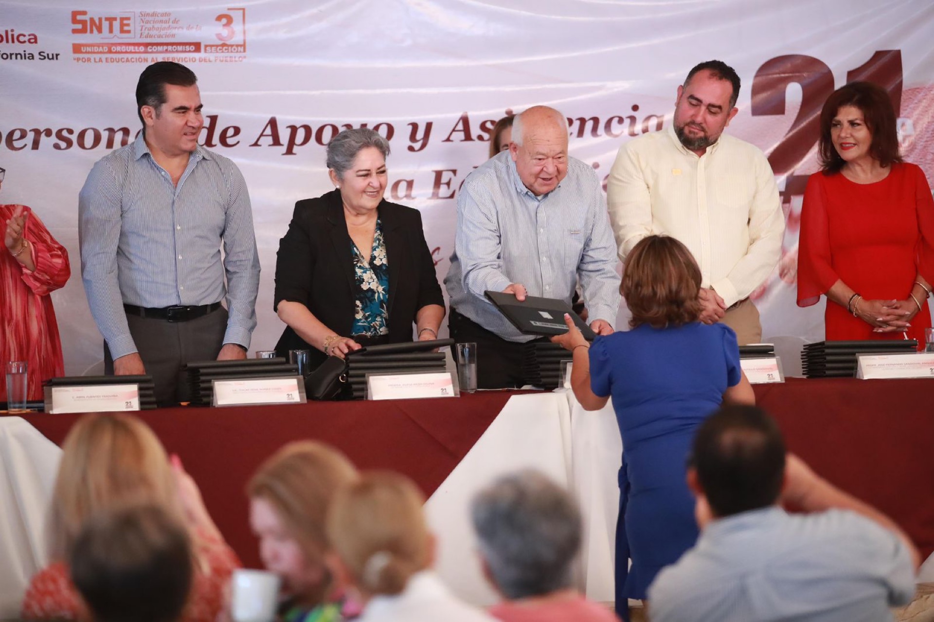 Reconoce Gobierno del Estado a trabajadores de apoyo y asistencia a la educación por años de servicio