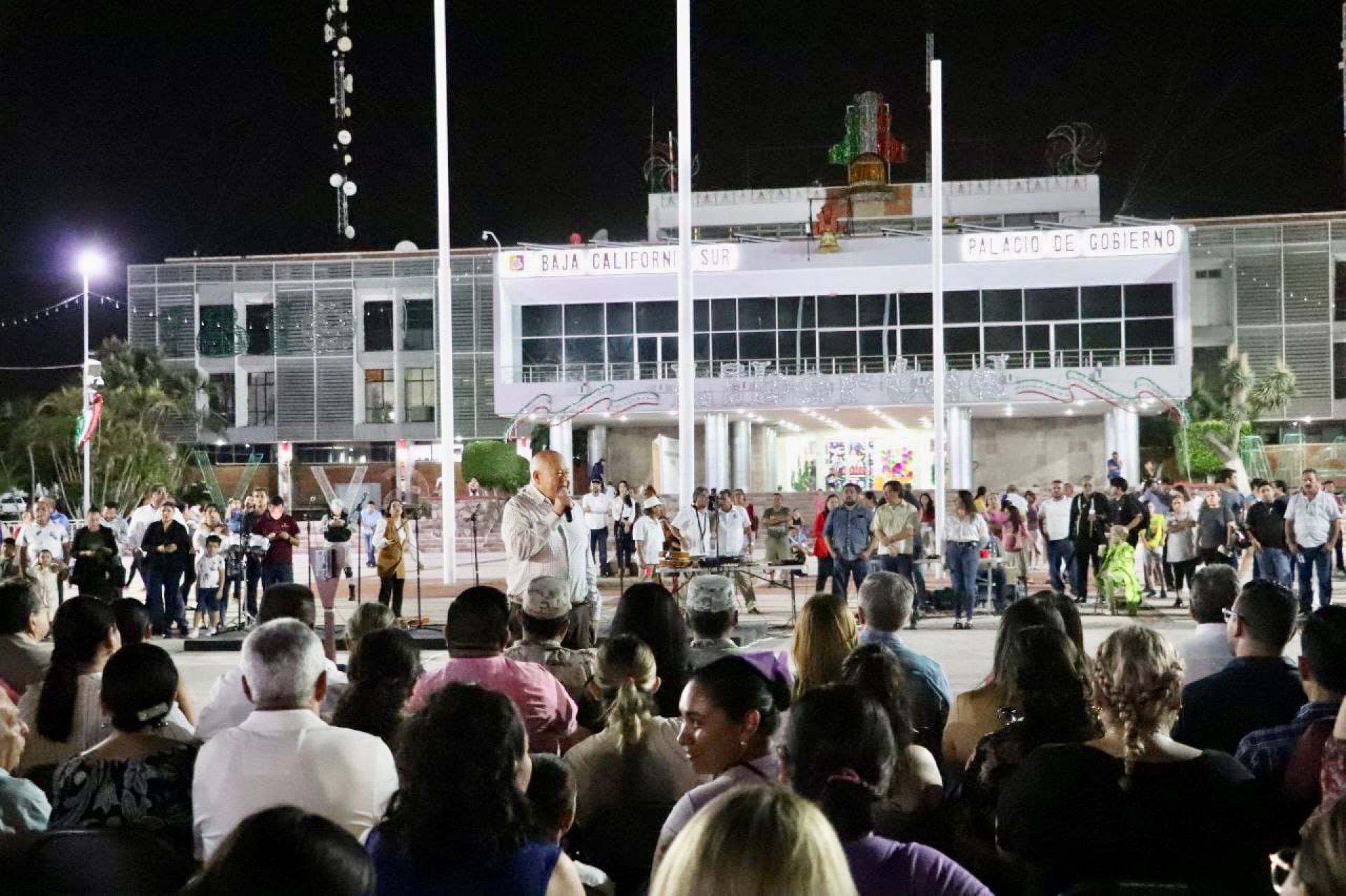 Encabeza Gobernador VCC encendido de luces alusivas a festividades del mes de la patria