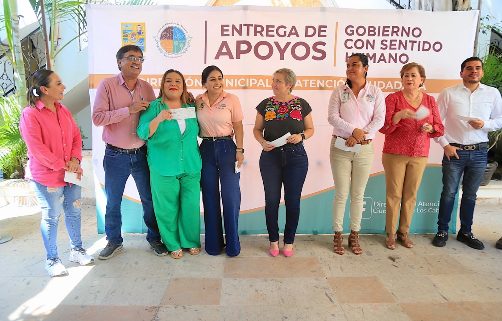 Entrega Oscar Leggs Castro apoyos económicos en materia de salud; para bienestar de la población de Los Cabos