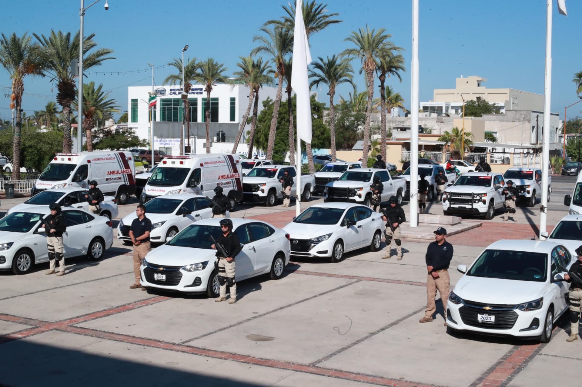 Fortalece seguridad Gobierno de BCS, con entrega de 28 unidades y ambulancias