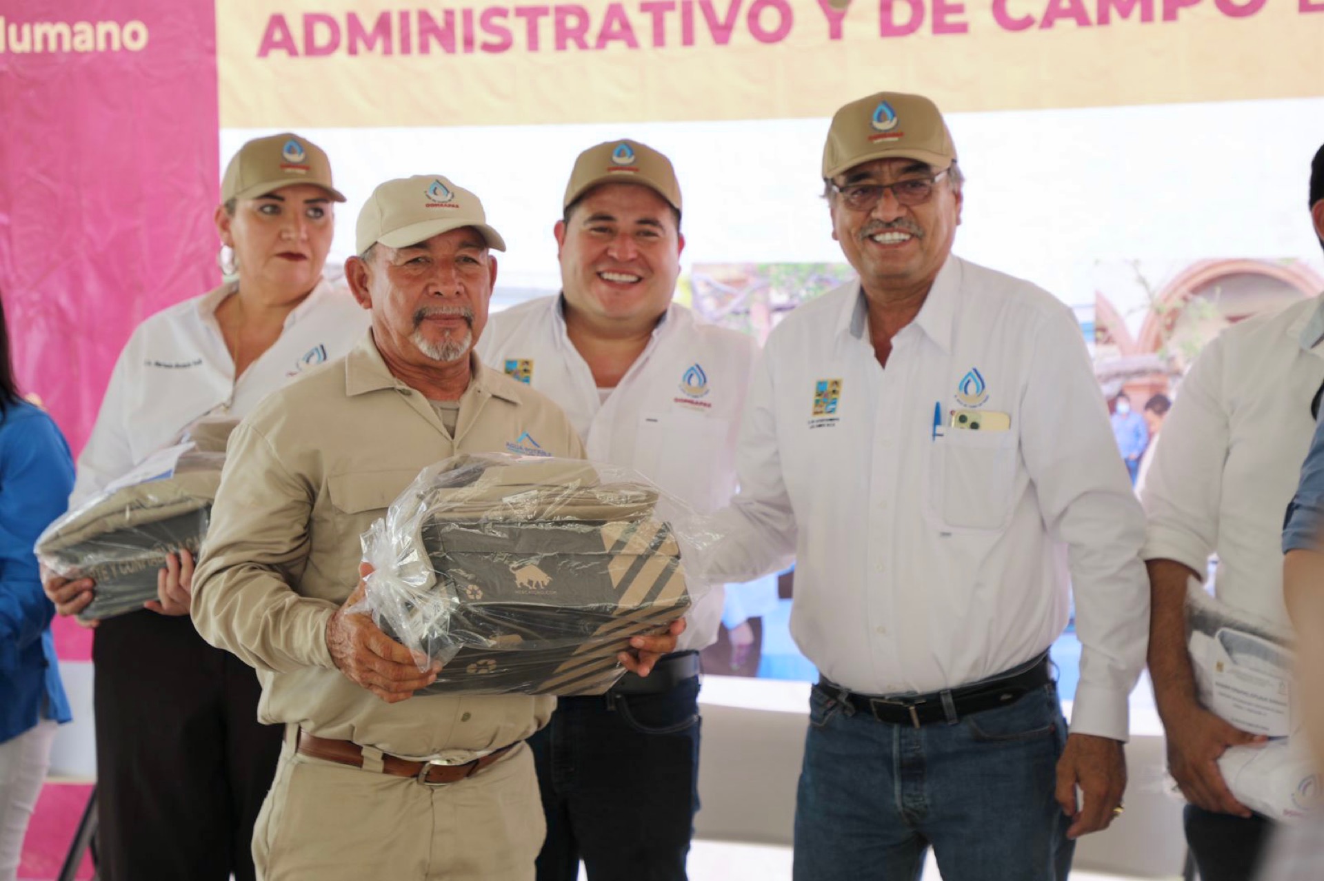 Entrega Oscar Leggs Castro 708 uniformes a trabajadores del Oomsapas Los Cabos