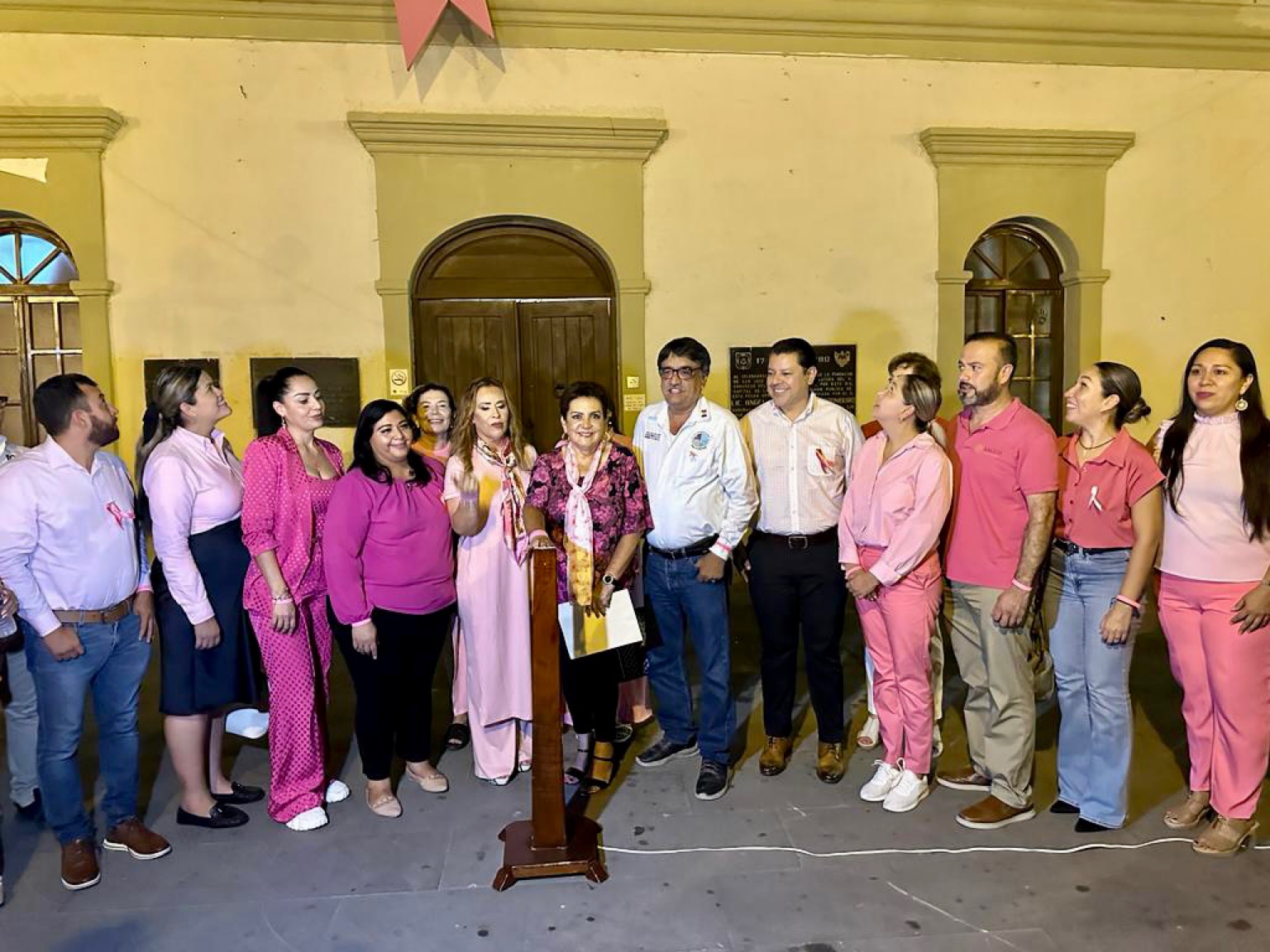 Arrancan actividades del “Mes Rosa” en Los Cabos; iluminan Palacio Municipal, sensibilizar sobre la lucha contra el cáncer, la tarea