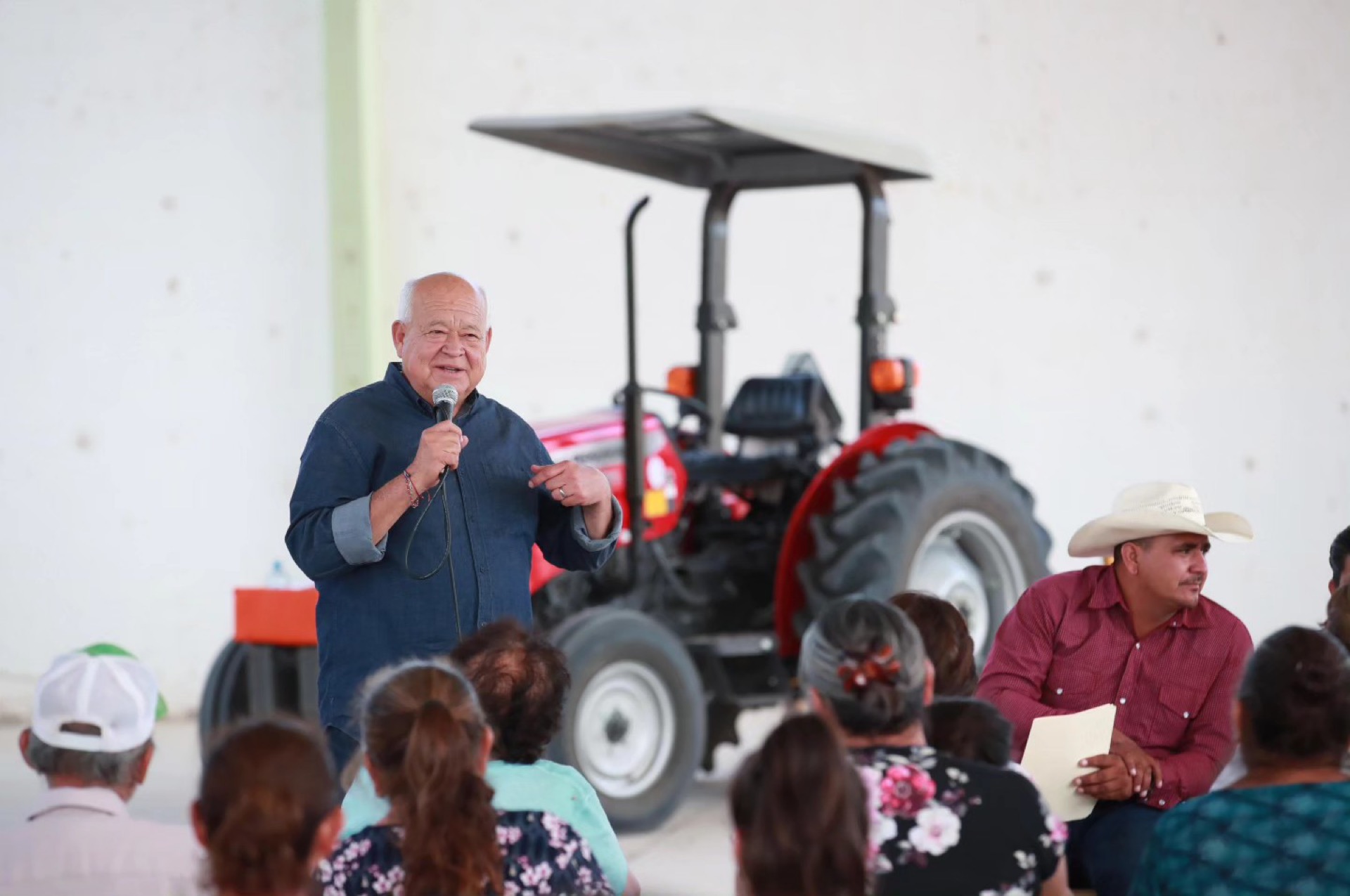 Visita Gobernador VCC San Isidro y La Purísima: entrega tractor