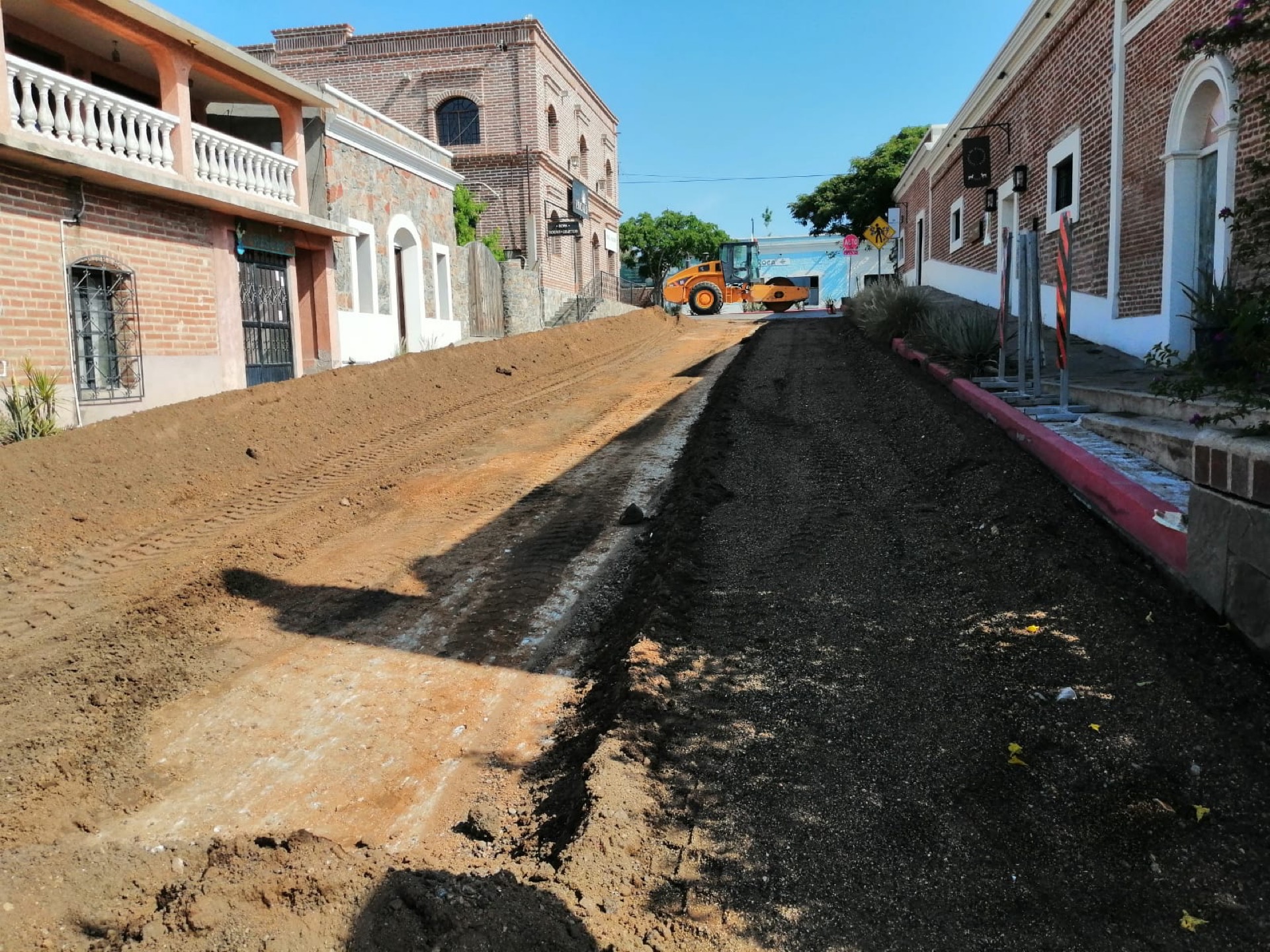 Inicia reencarpetado de calle Topete en Todos Santos