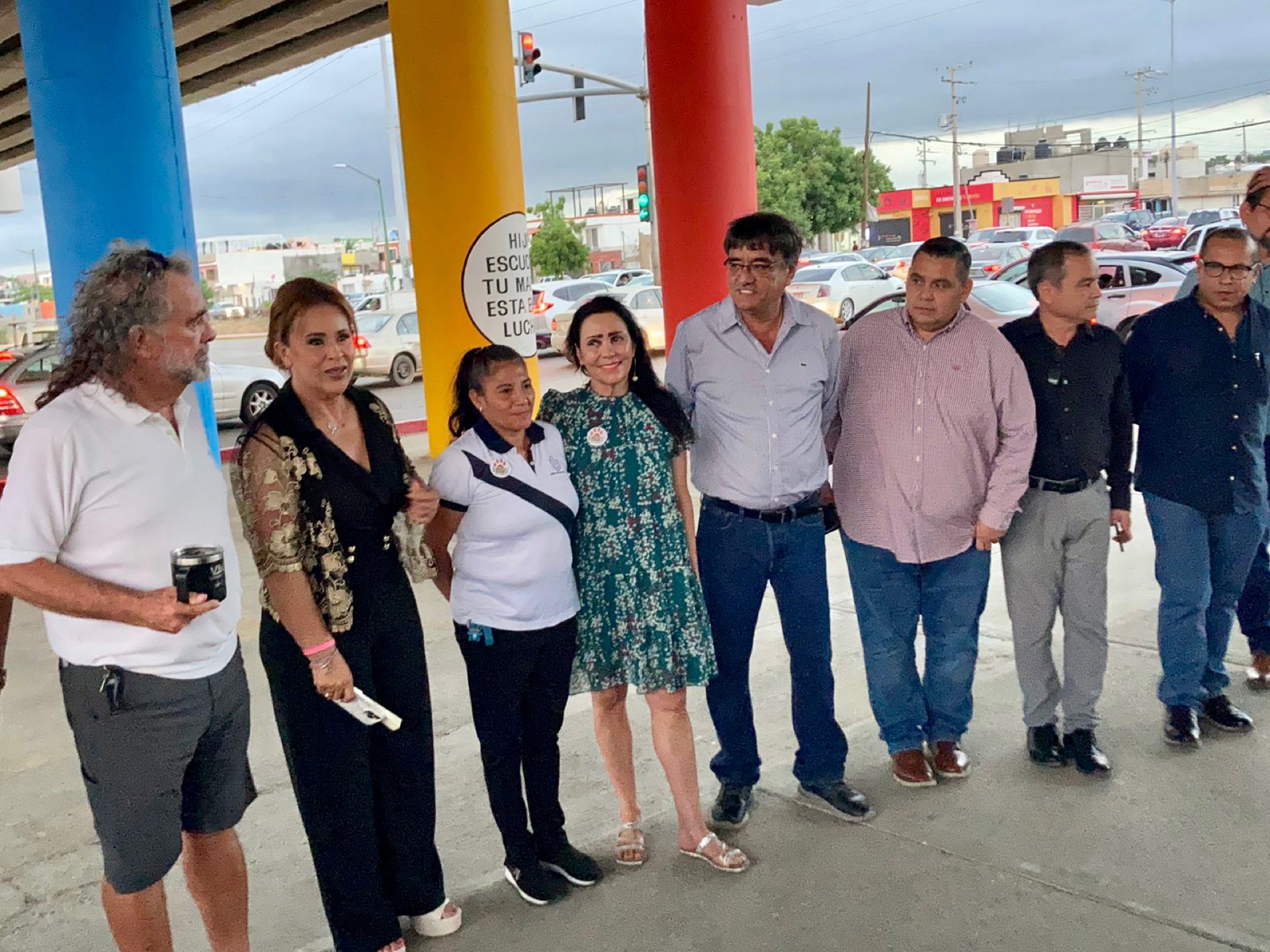 Se suman grupo de empresarias a tareas de limpieza y mejora de imagen de CSL; pintan columnas del Puente ubicado en avenida Leona Vicario