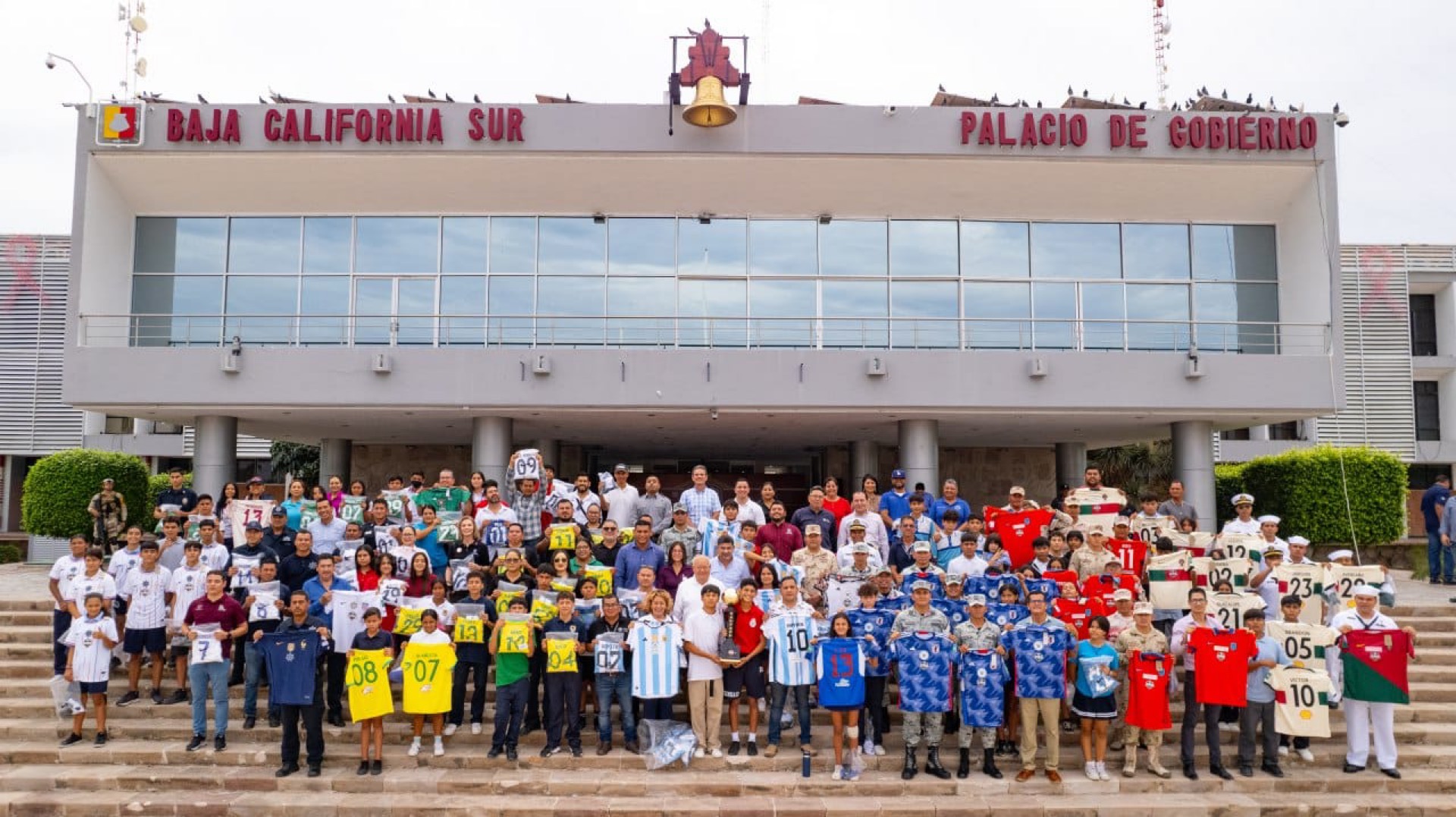 Entregó Gobernador VCC, uniformes a equipos participantes de “Copa Pazífica”