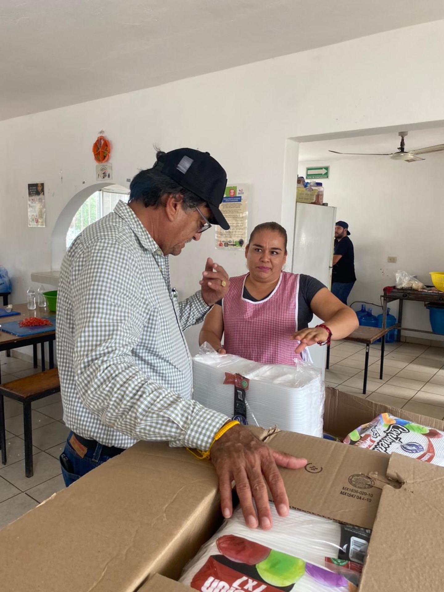 Permanecen 1 mil 500 personas en refugios temporales de Los Cabos; supervisa Oscar Leggs Castro cuenten con insumos necesarios