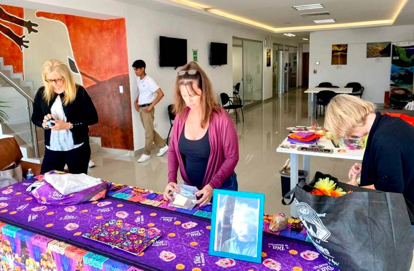 Instalan residentes extranjeros Altar de Muertos, en el edificio CATAC en Cabo San Lucas