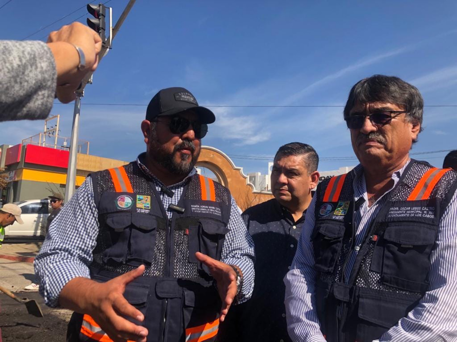 Supervisa Oscar Leggs Castro trabajos del Programa Emergente de Bacheo en Los Cabos