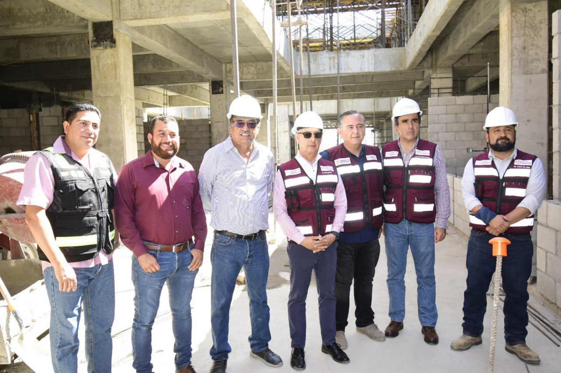 Acompaña Oscar Leggs Castro a Director del Issste durante supervisión de la clínica hospital de  CSL