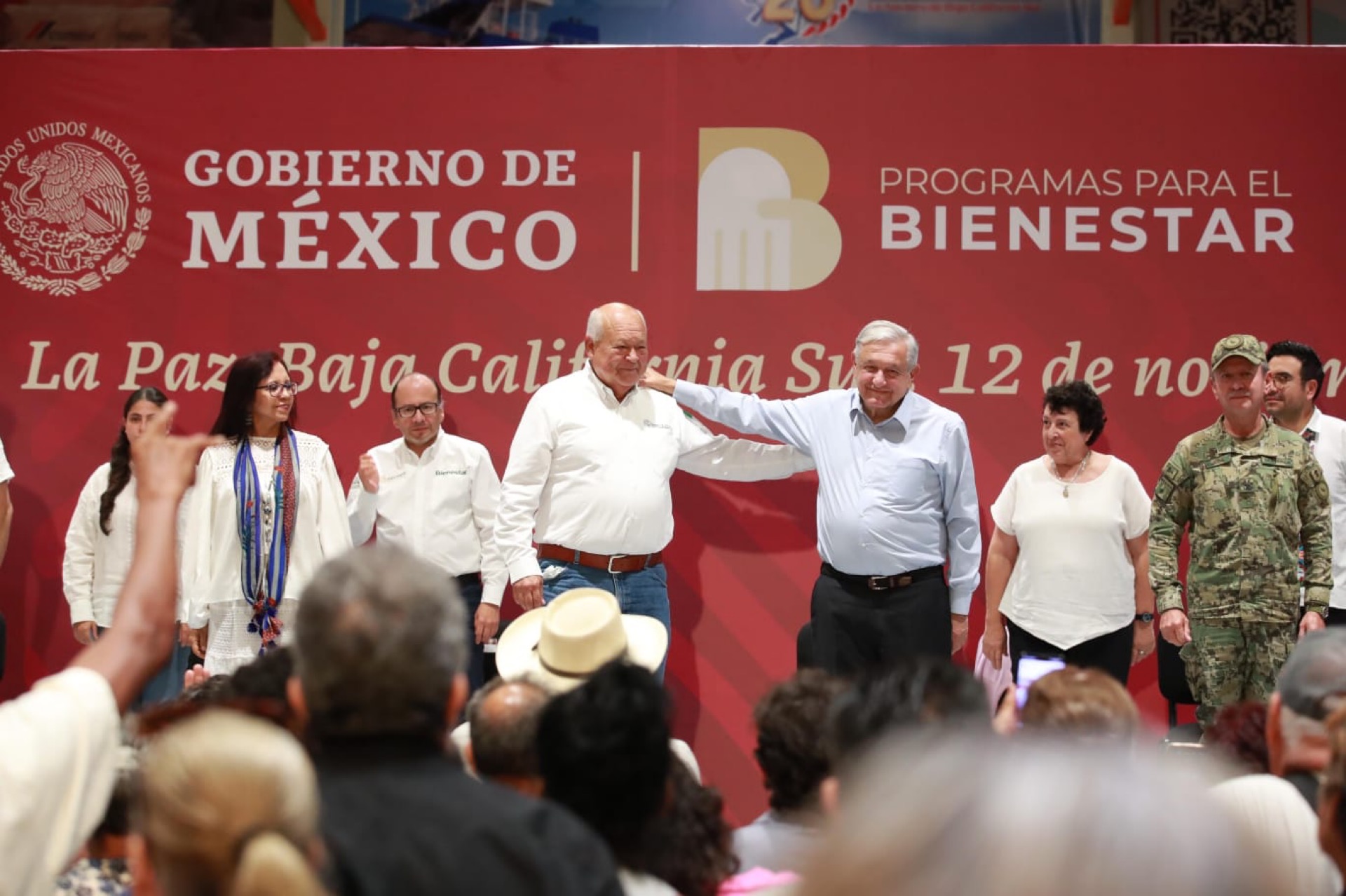 Compromete Presidente AMLO, apoyos durante visita a BCS