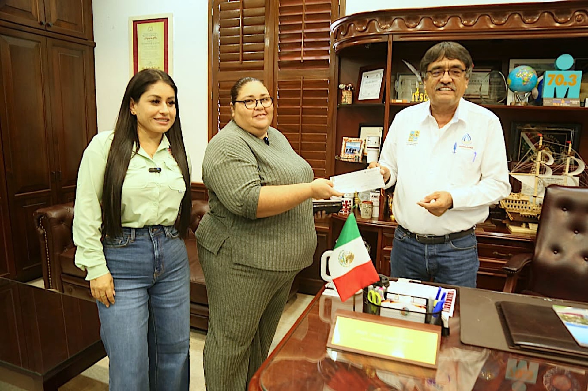 Entrega Oscar Leggs Castro apoyo a ciudadana en materia de salud