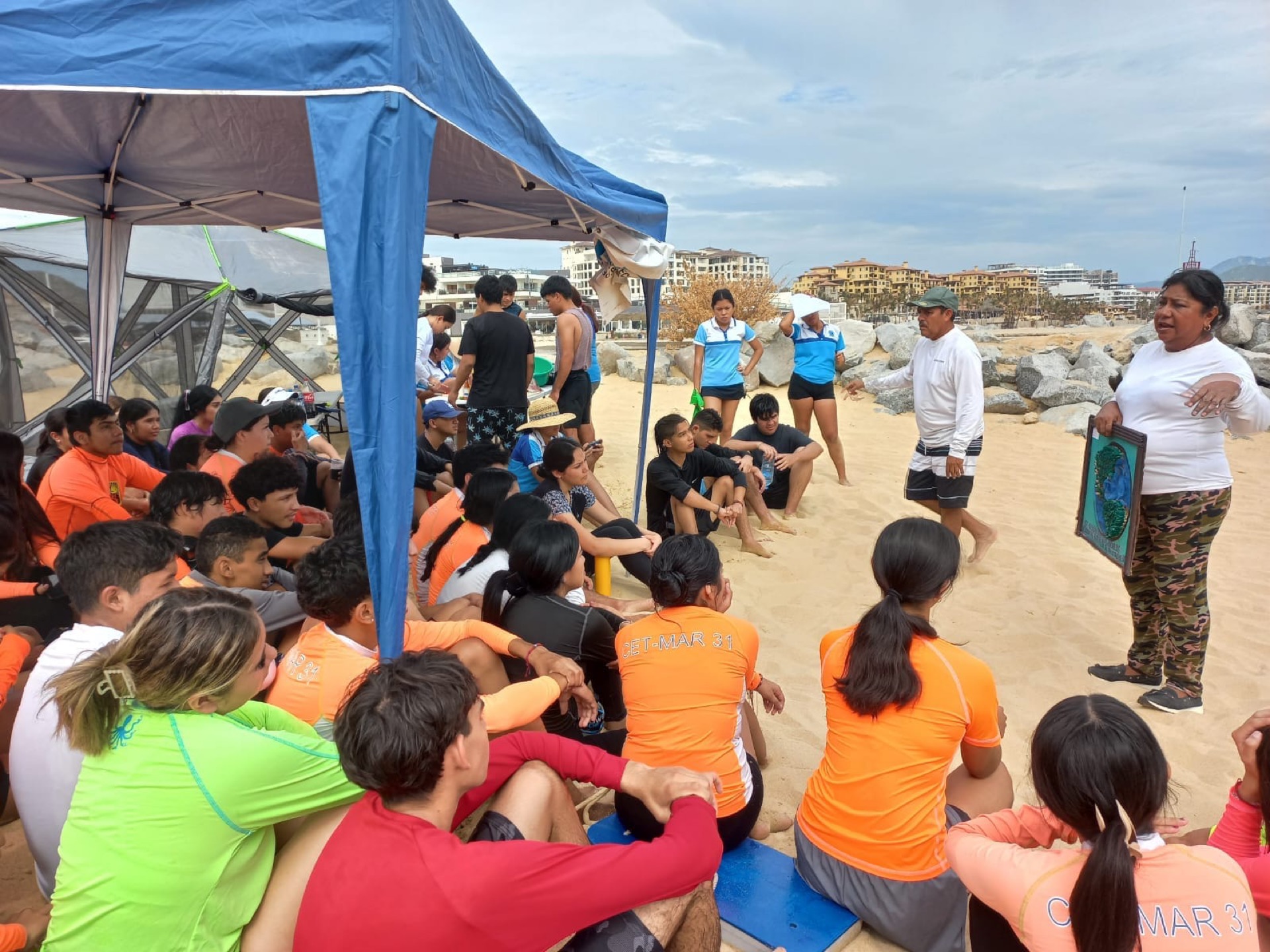 Realizan jornada de concientización y educación ambiental en la playa El Corsario, en Cabo San Lucas