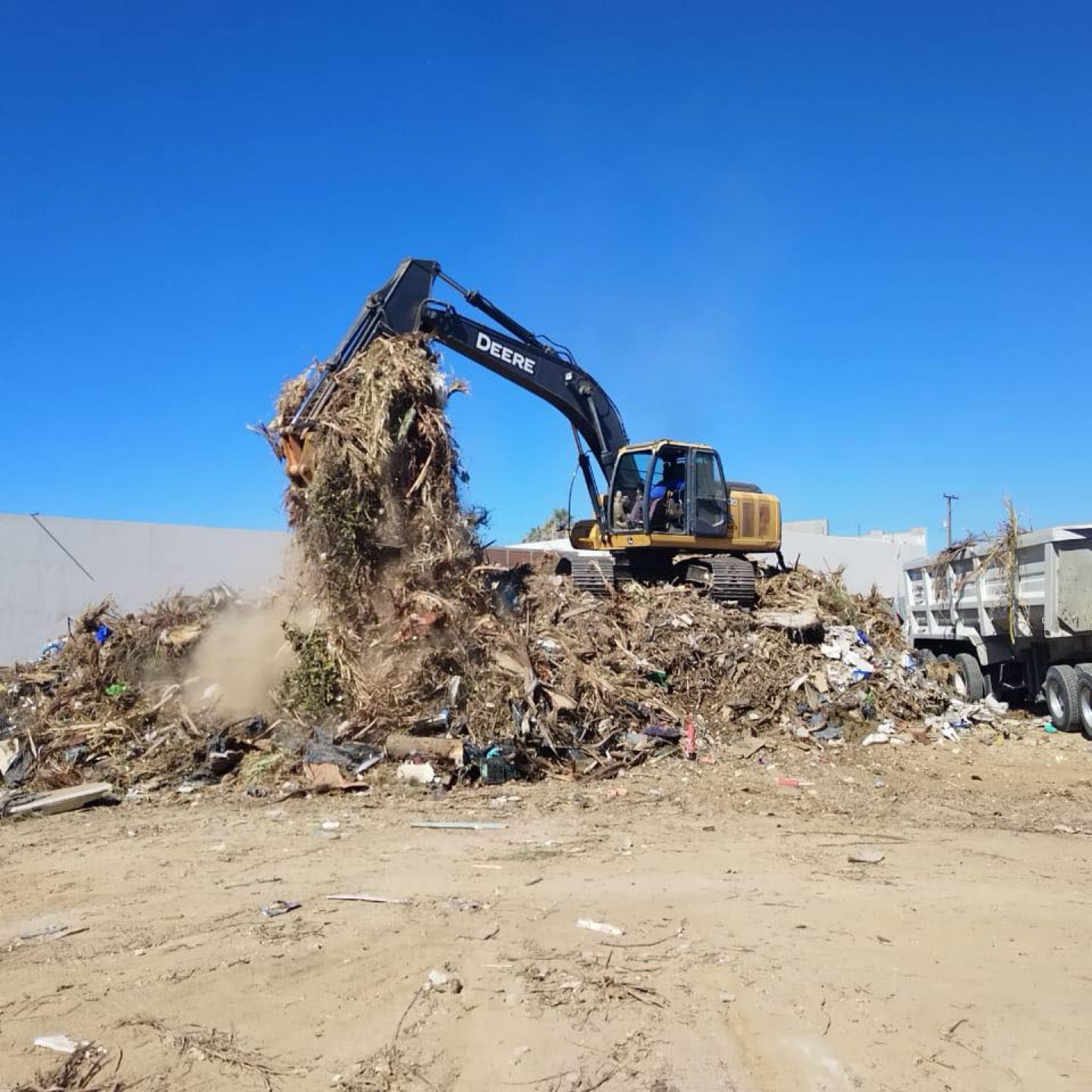 Continúan acciones de limpieza en el municipio de Los Cabos; retiran ramas y basura de las calles y desazolvan avenidas