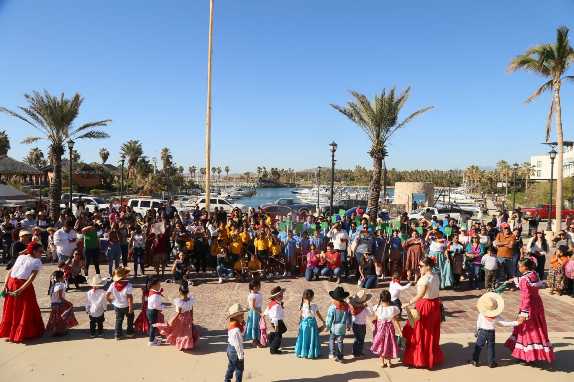 Realizan desfile del 113º Aniversario de la Revolución Mexicana, en la comunidad de La Playa, en San José del Cabo