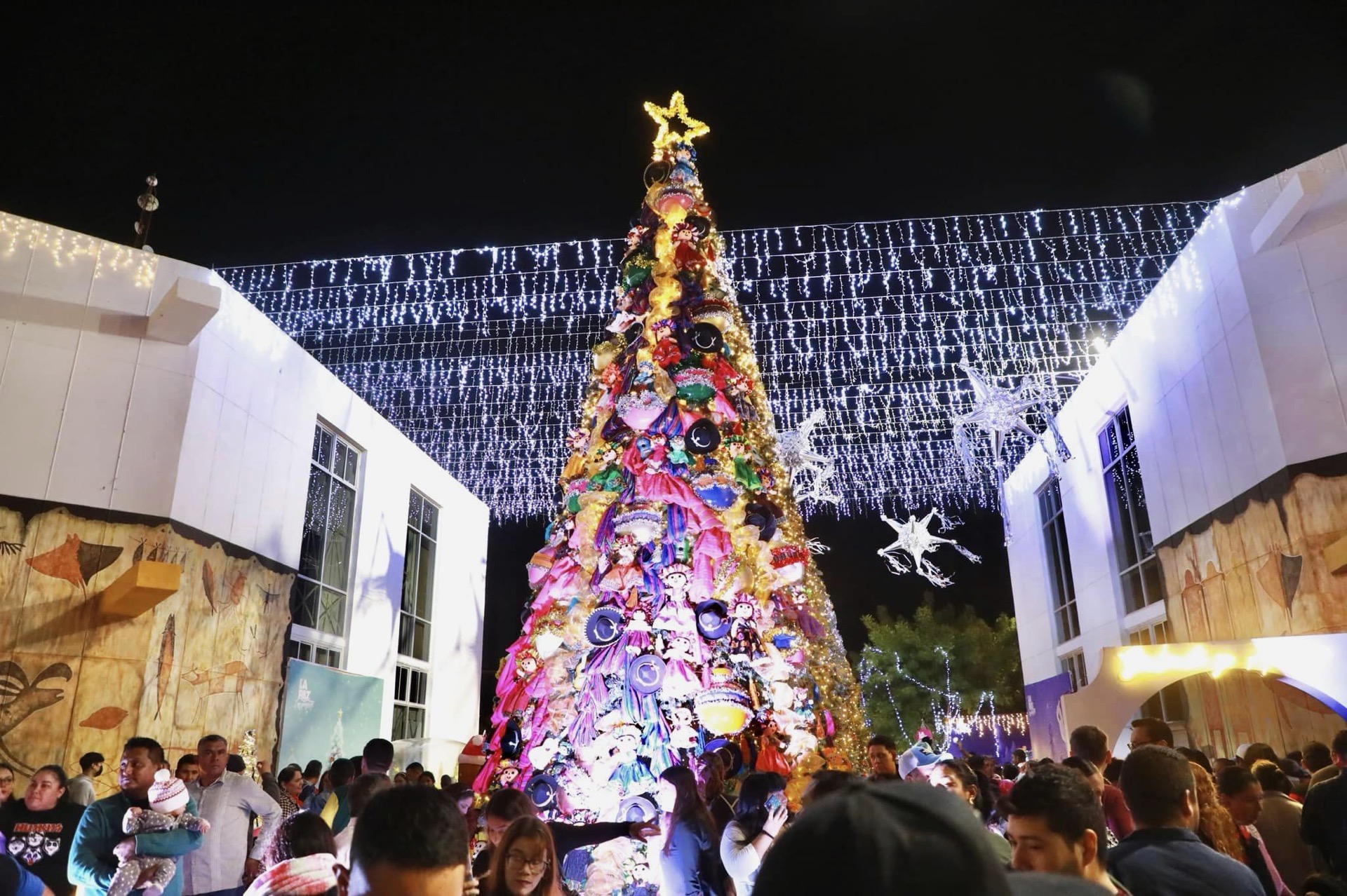 Asisten más de 500 personas al encendido de luces navideñas en el Ayuntamiento de La Paz
