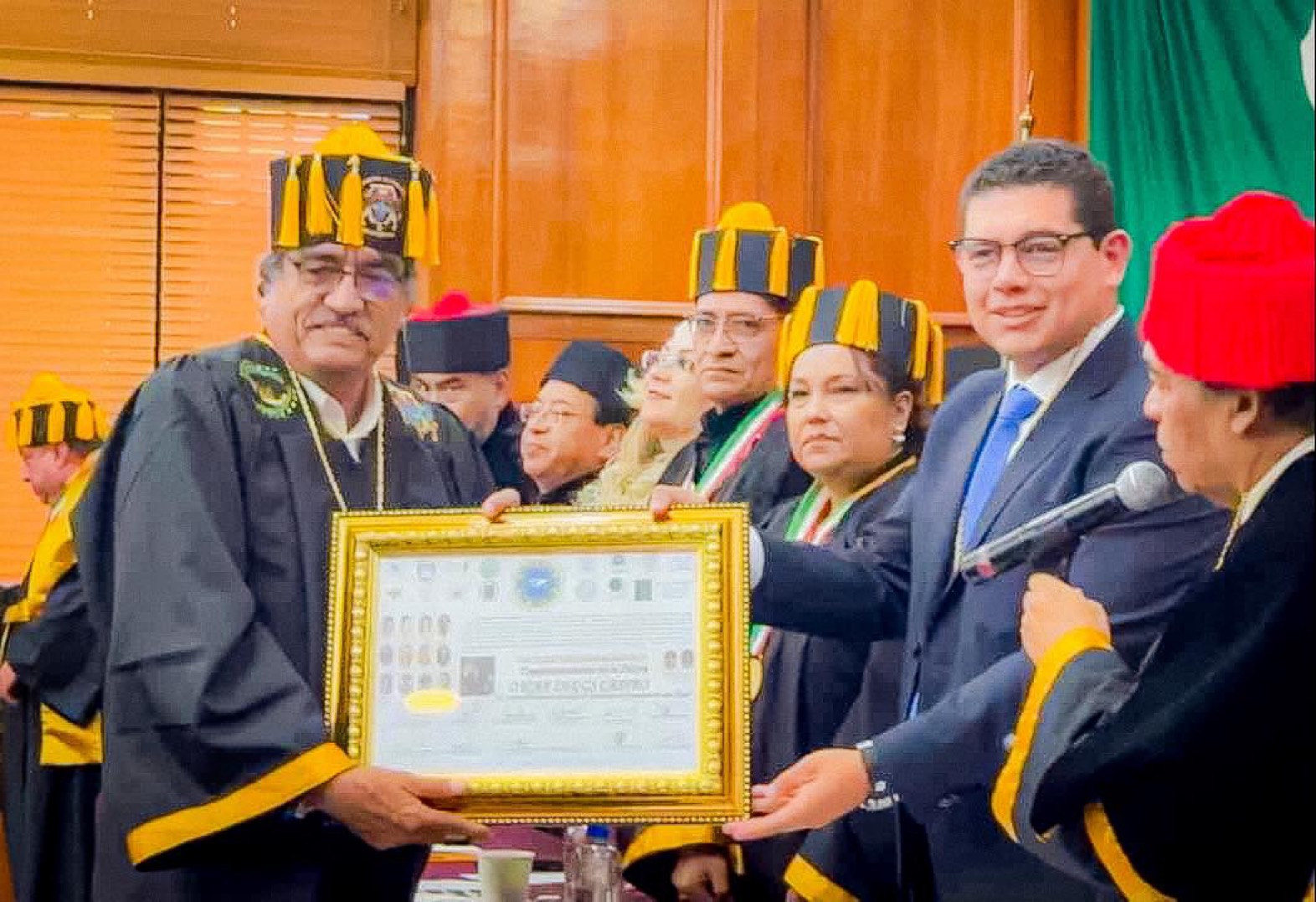 Recibe Oscar Leggs Castro galardón Doctoratus Honorem Transformadores de la Patria; por destacada labor social al frente del Gobierno de Los Cabos