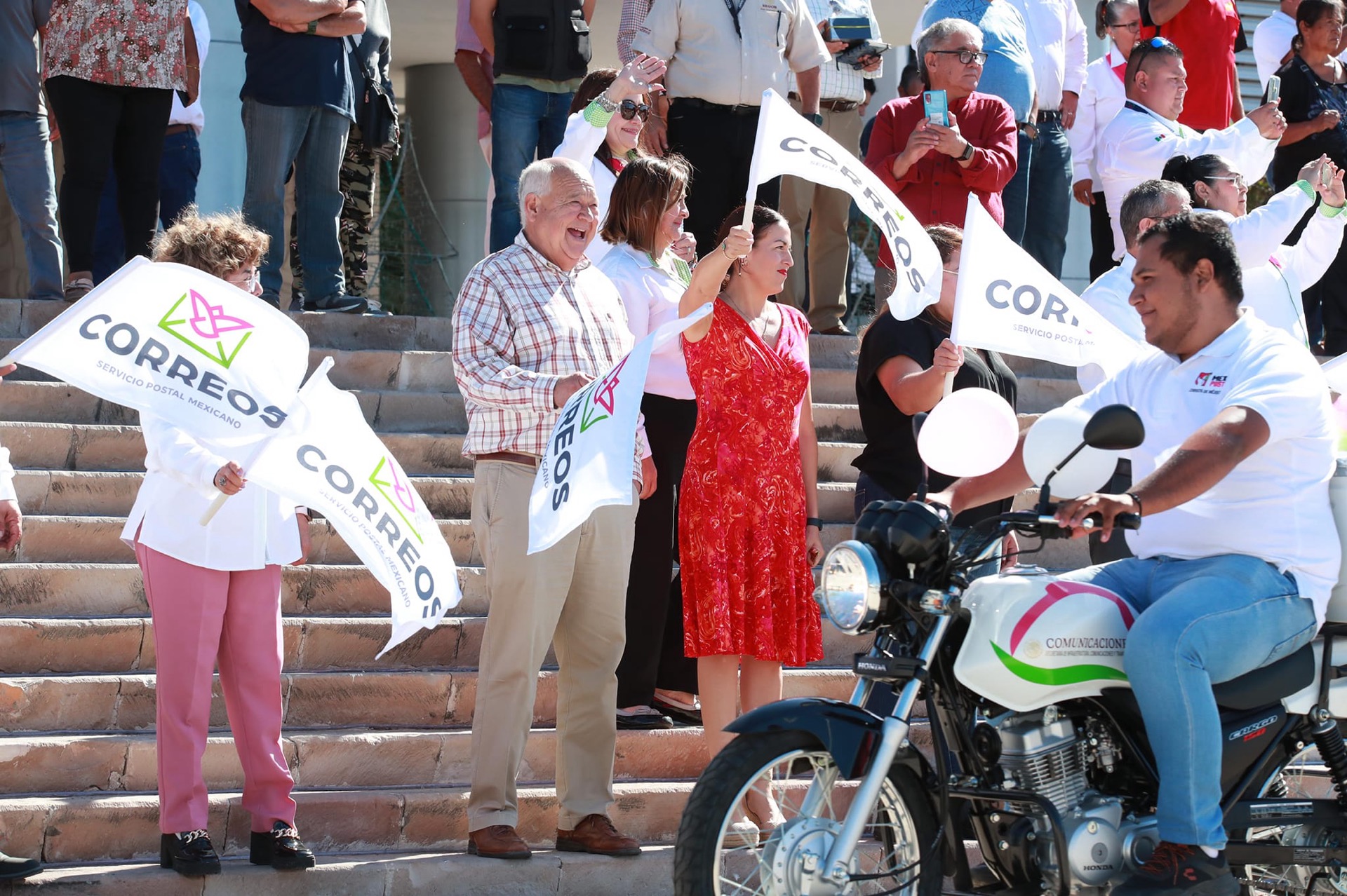 Entregan Gobernador VCC y Directora General de SEPOMEX, parque vehicular para BCS