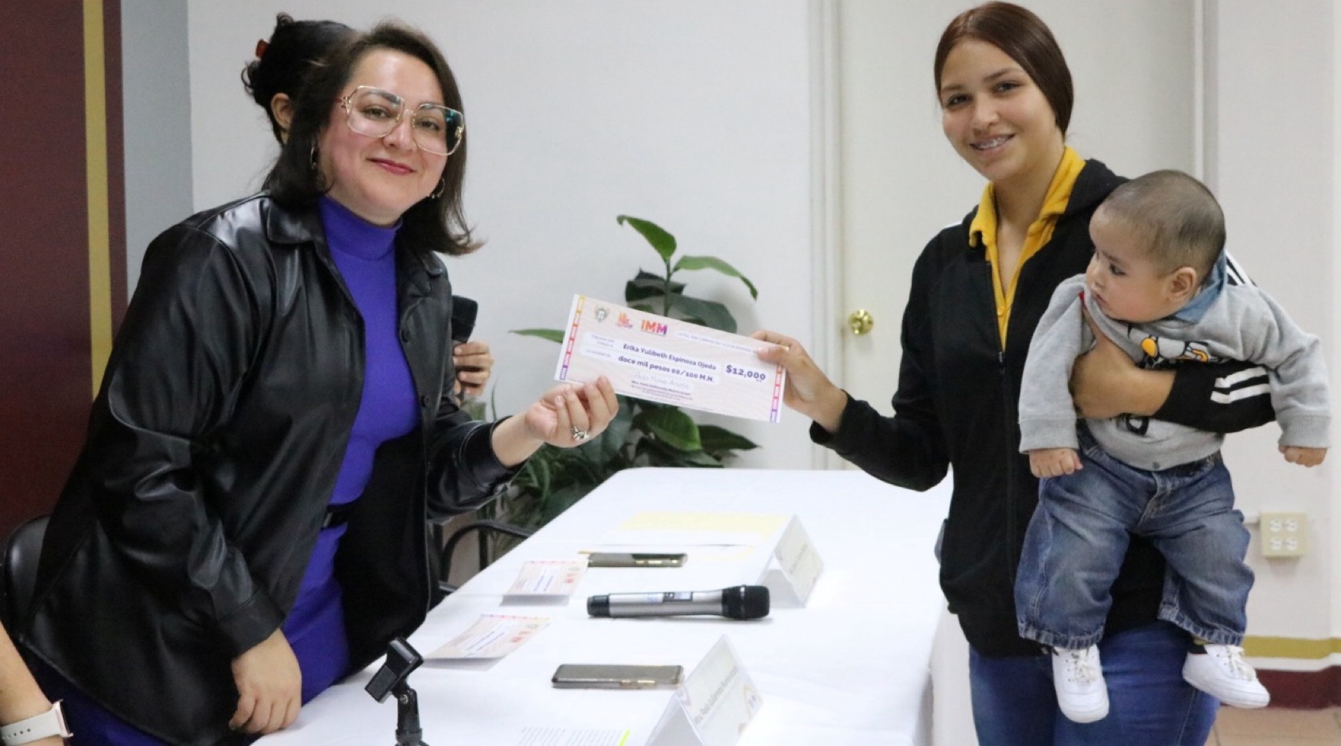 Entrega IMM 34 apoyos económicos del Programa Madres Jóvenes Estudiantes