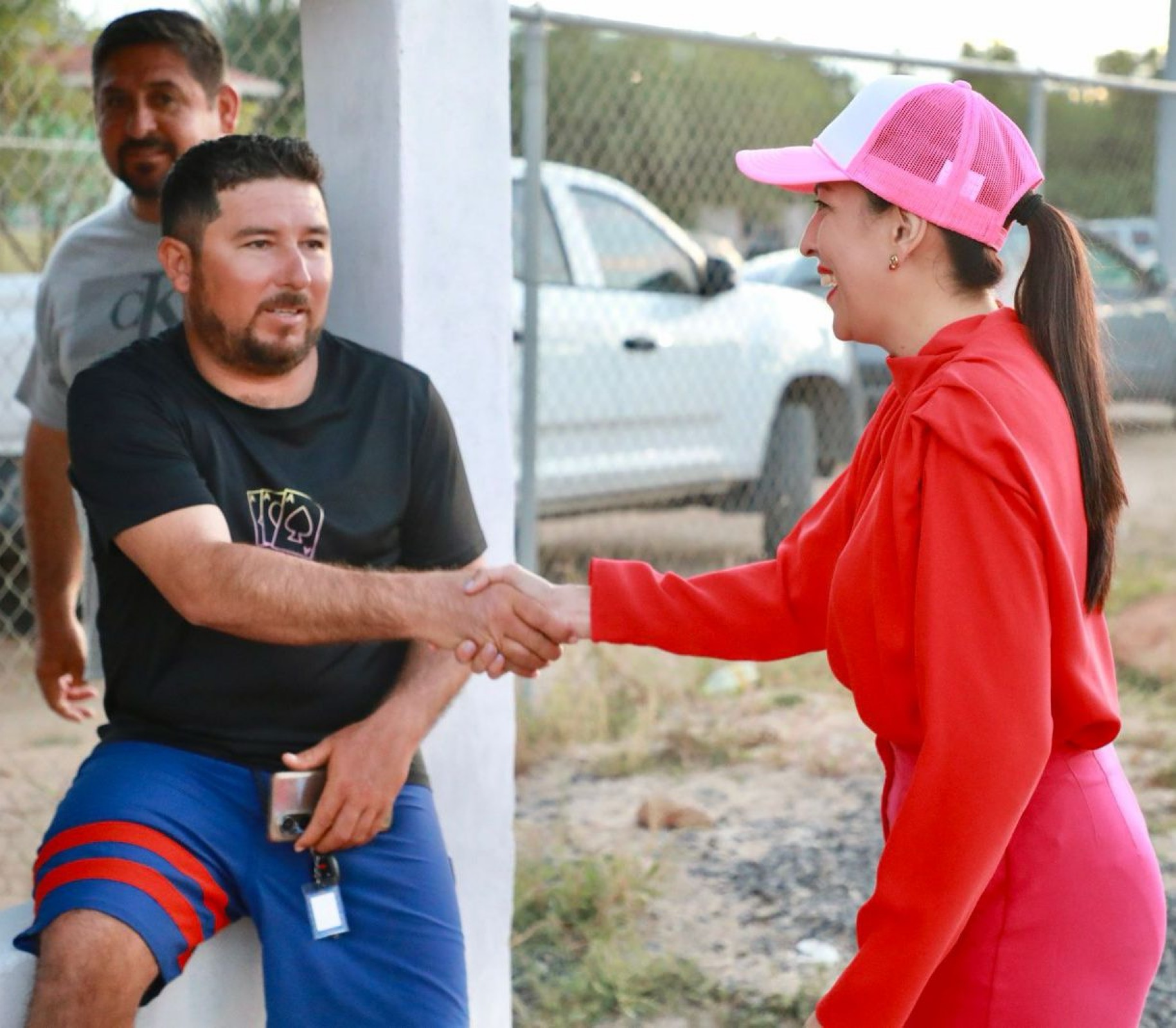 Supervisa Milena Quiroga obra de rehabilitación del campo de béisbol en Agua Amarga