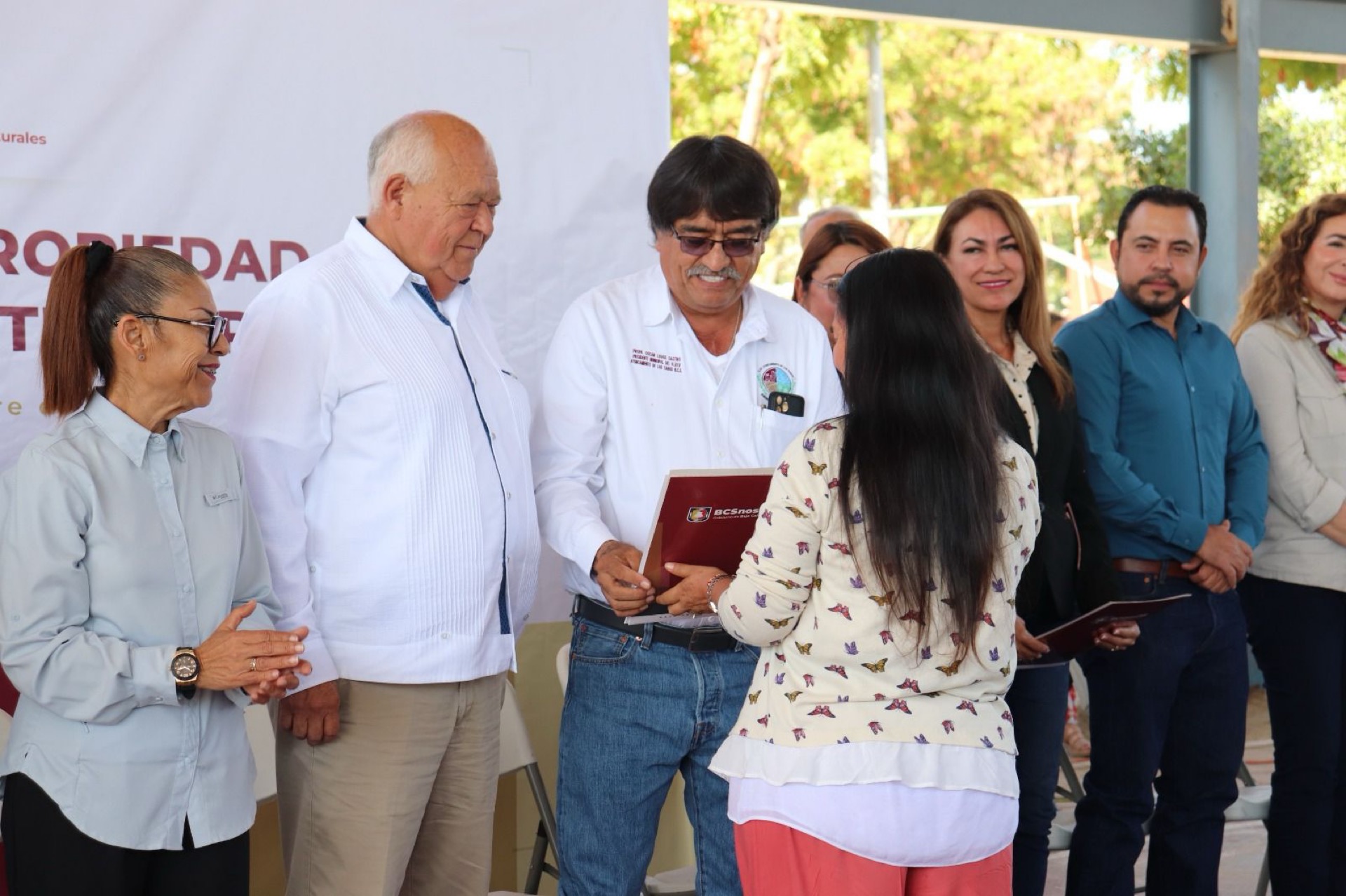 Atestigua Oscar Leggs Castro entrega de concesiones a transportistas de Cabo San Lucas