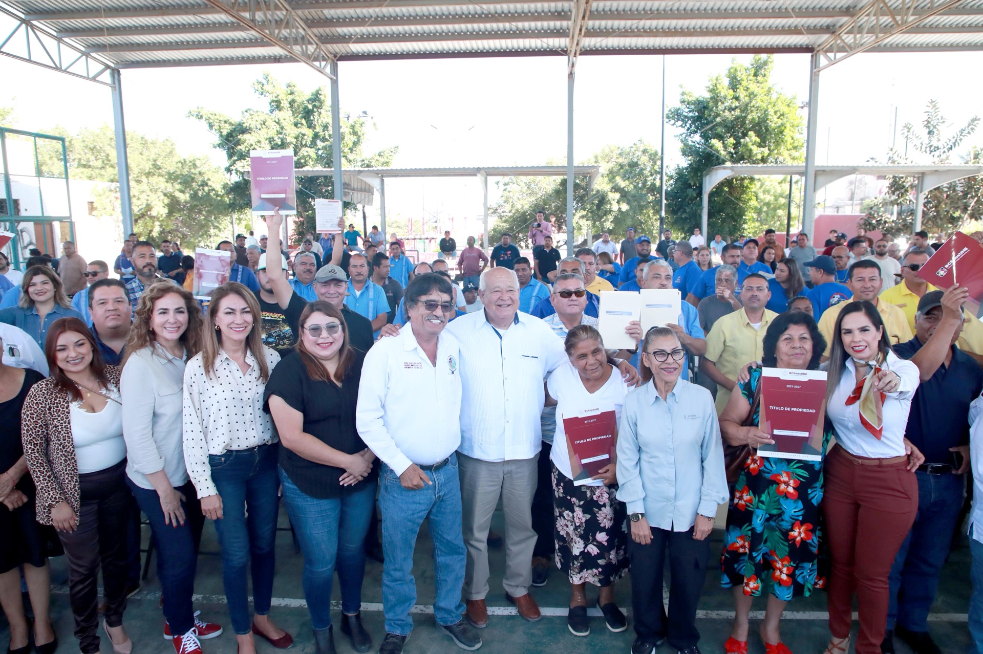 Entrega Gobernador VCC, títulos de propiedad y concesiones para transporte público en Los Cabos