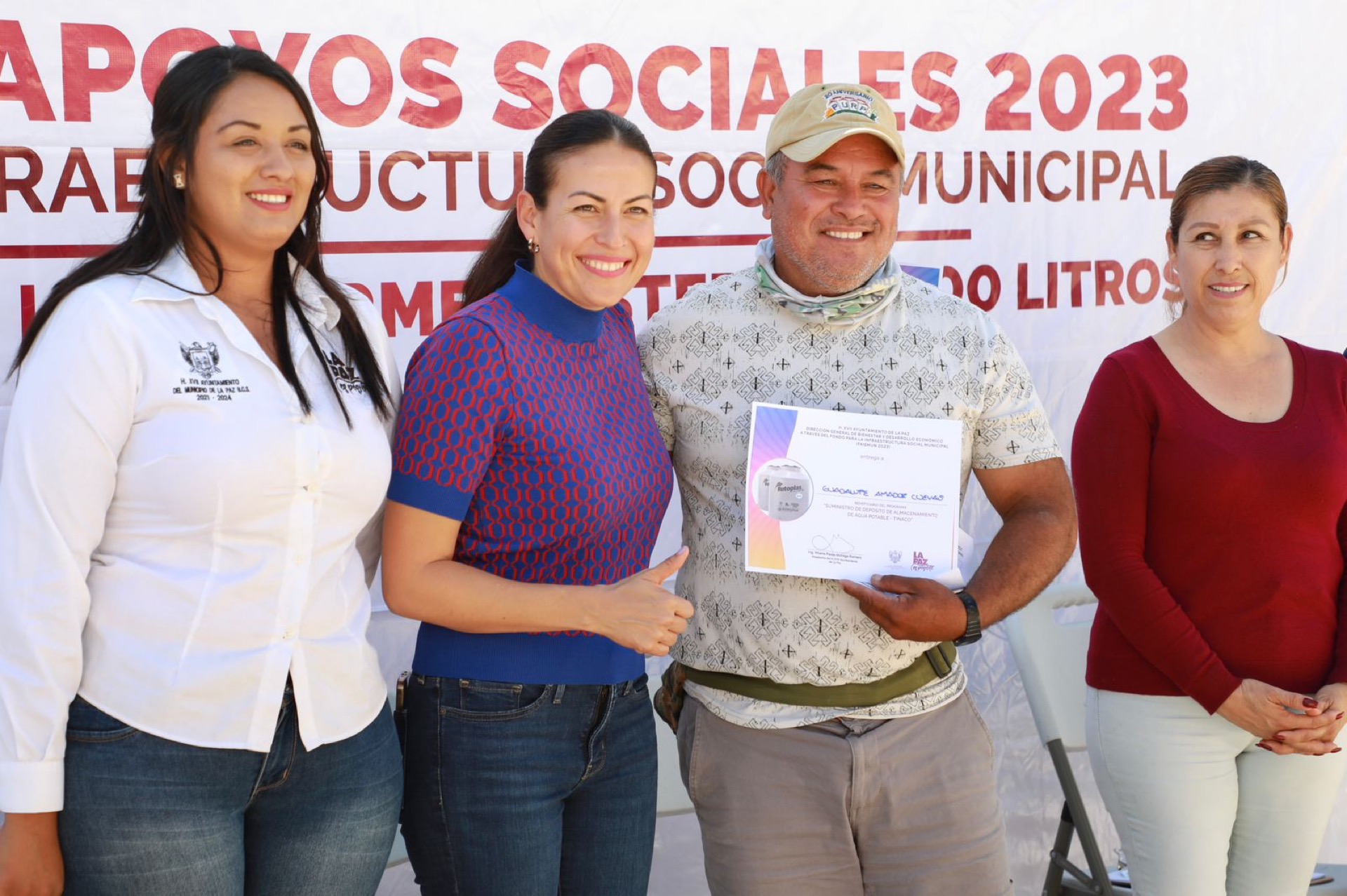 Entrega Milena Quiroga apoyos sociales en San Juan de la Costa