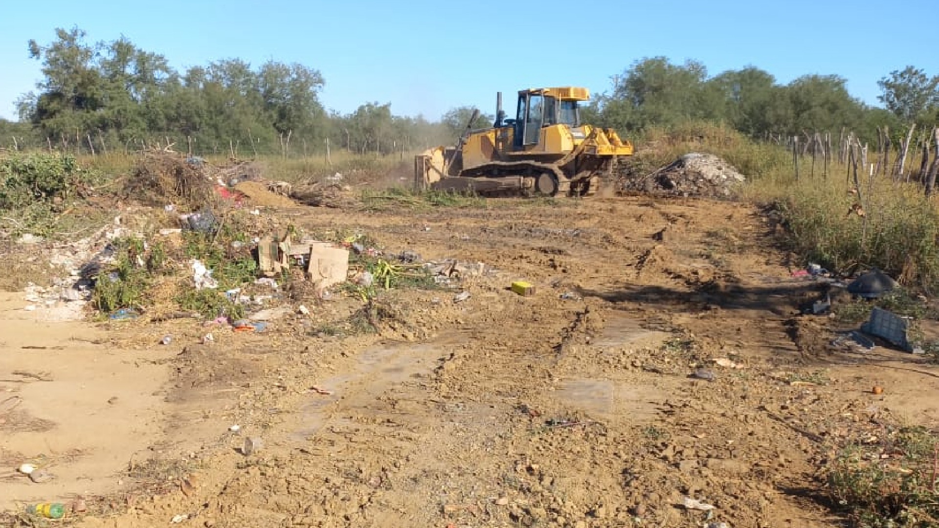 Realiza Servicios Públicos limpieza de tiraderos a cielo abierto de Agua Amarga y Los Planes