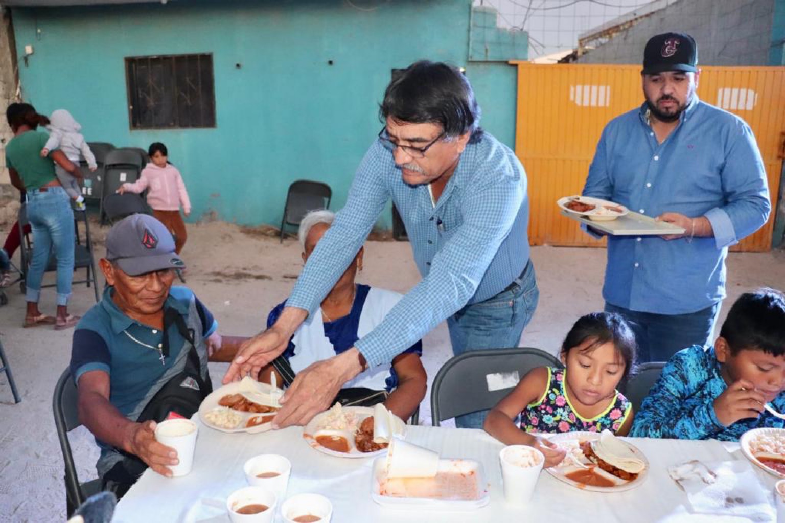 Participa Oscar Leggs Castro en fiestas decembrinas en colonia La Esperanza de CSL