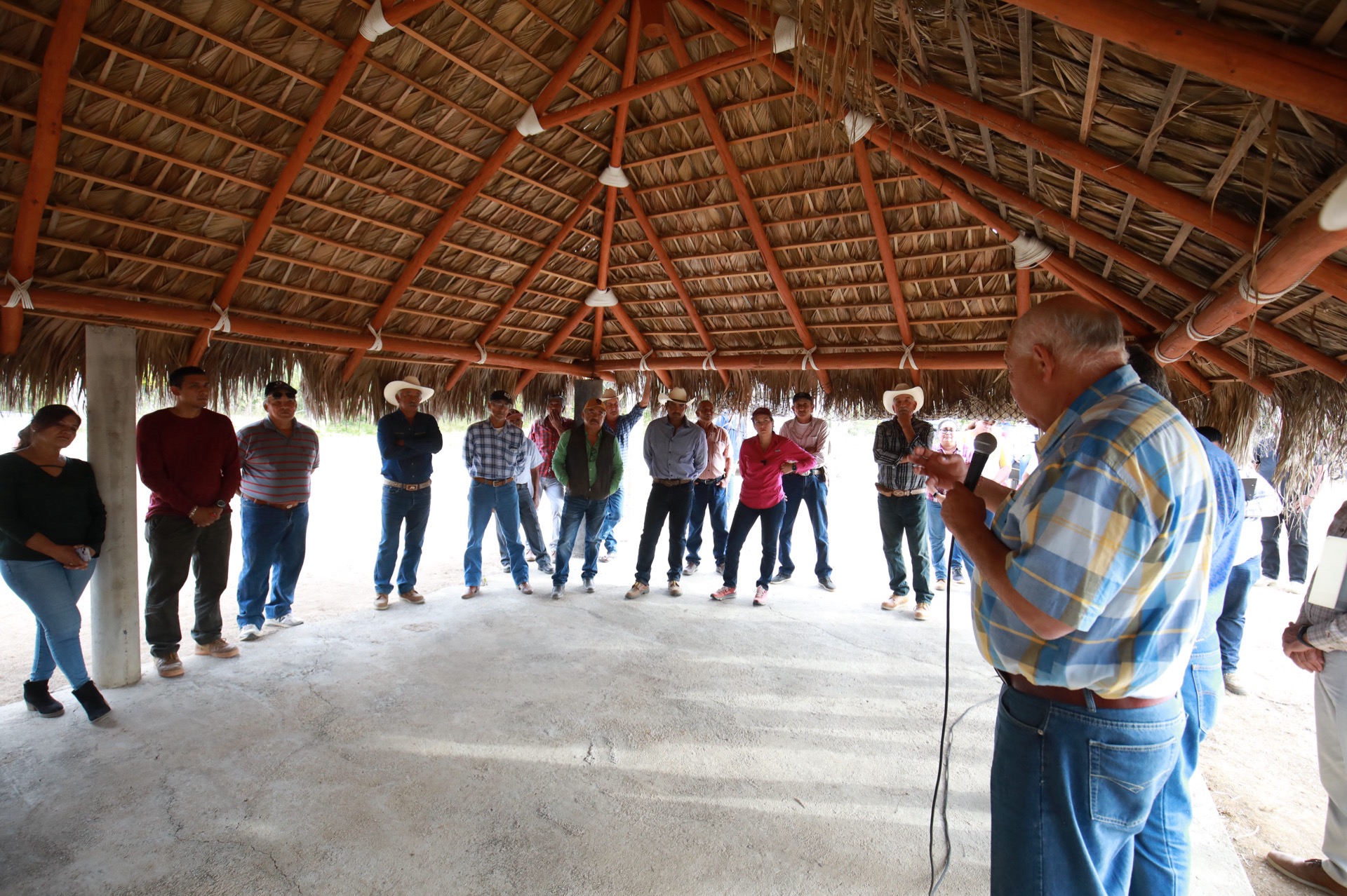 Visita Gobernador VCC zonas rurales de La Paz